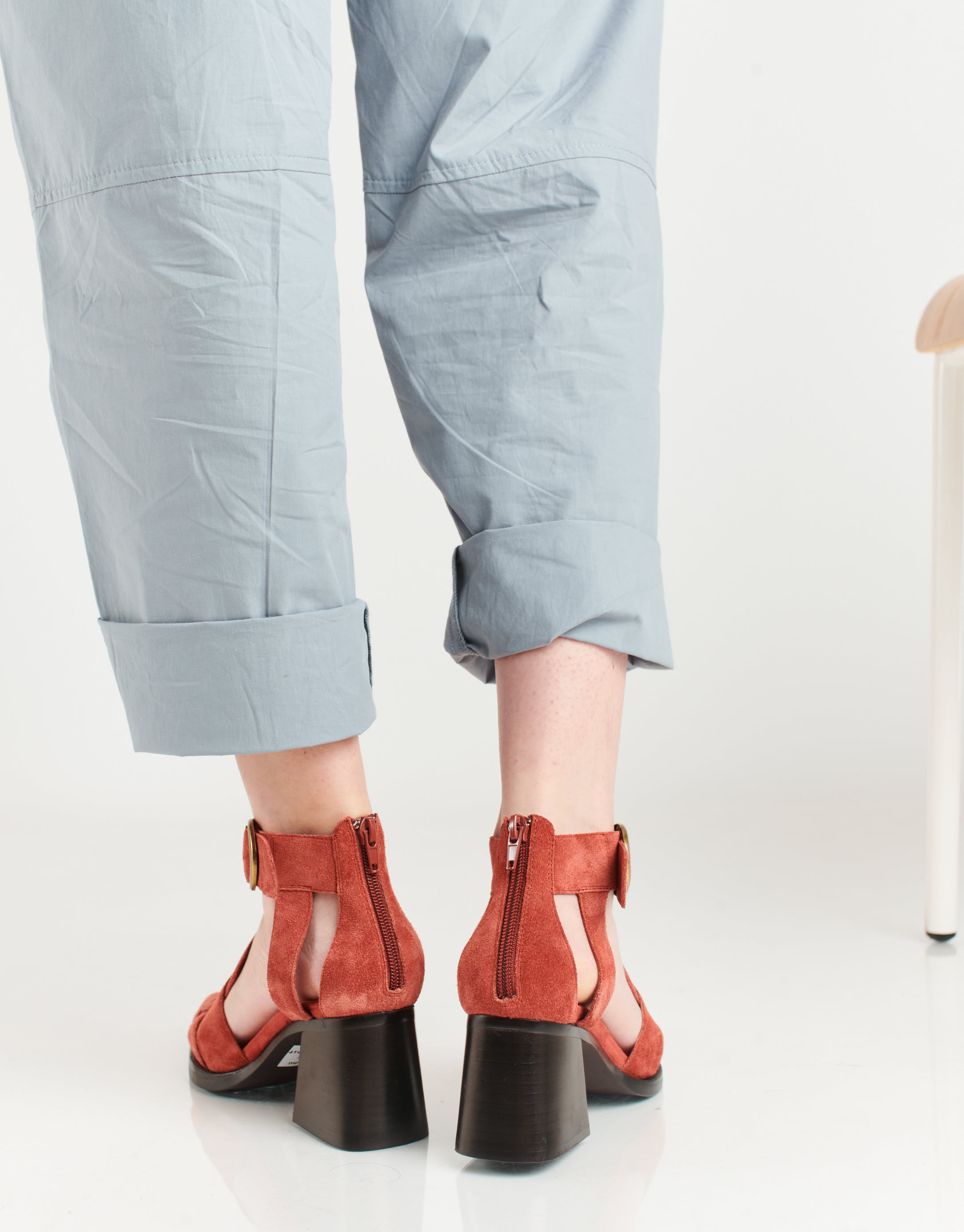 נעלי נשים - Jeffrey Campbell - סנדלי עקב מזמש MARIA - חמרה4