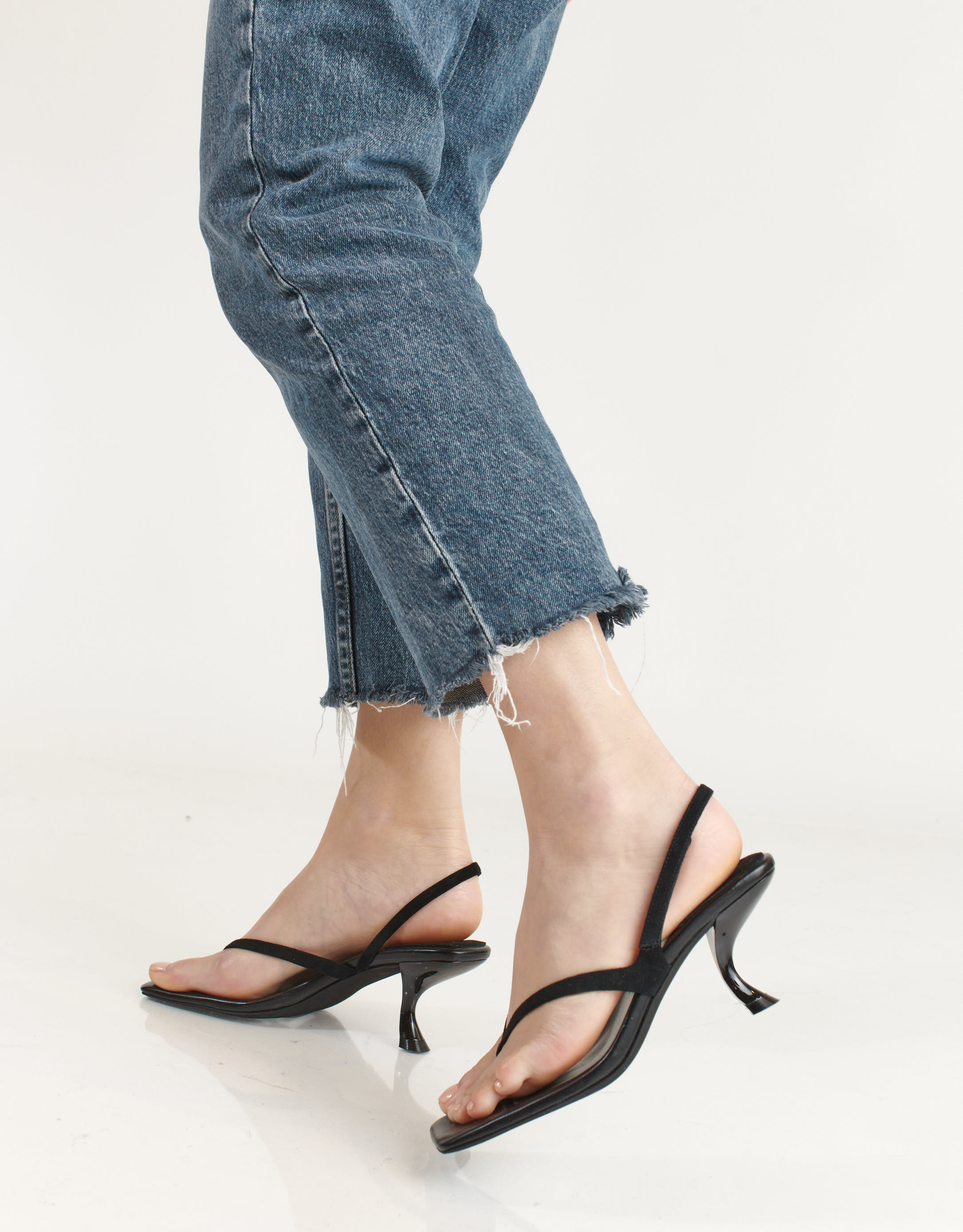 נעלי נשים - Jeffrey Campbell - סנדלי אצבע עם עקב FUSED - שחור2