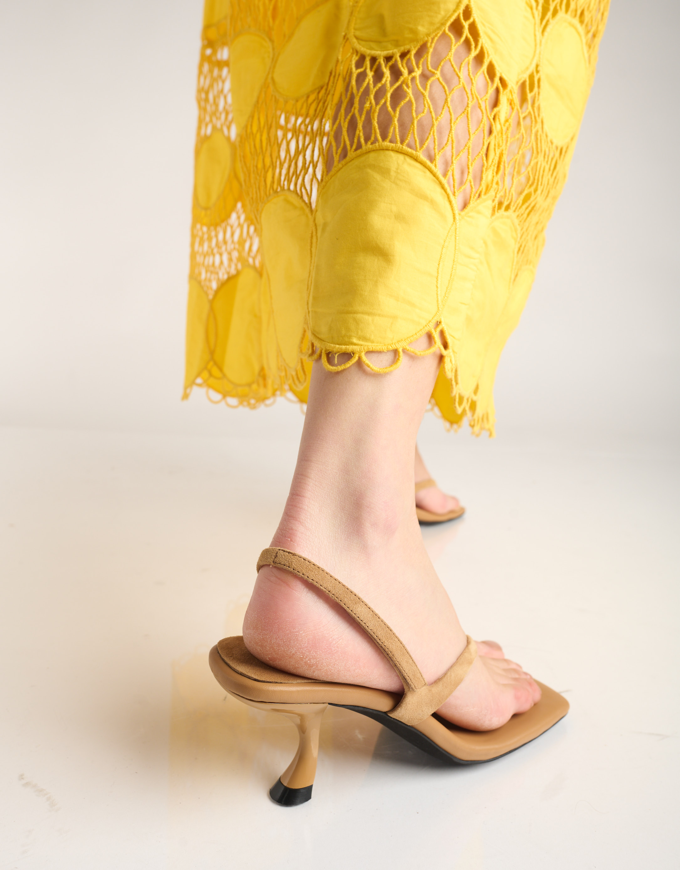 נעלי נשים - Jeffrey Campbell - סנדלי אצבע עם עקב FUSED - בז'4