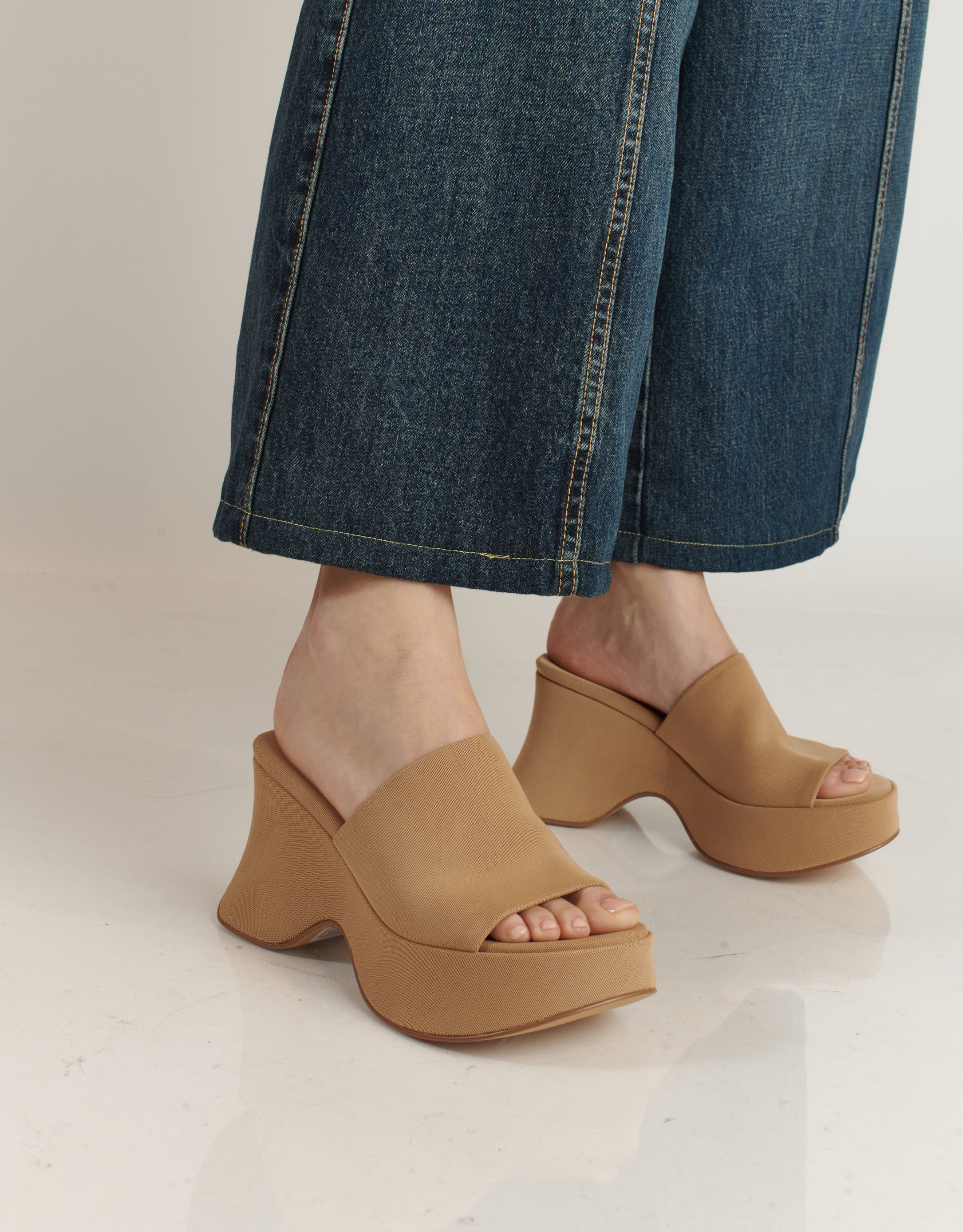 נעלי נשים - Jeffrey Campbell - כפכפי פלטפורמה מבד  6TEEN - בז'3