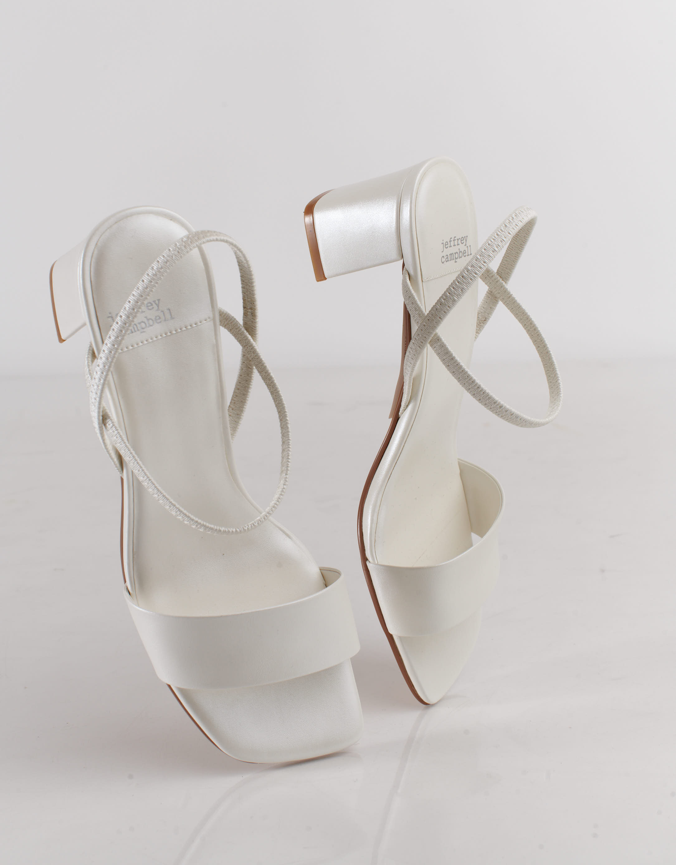 נעלי נשים - Jeffrey Campbell - סנדלי דמוי עור ADAPT - לבן2