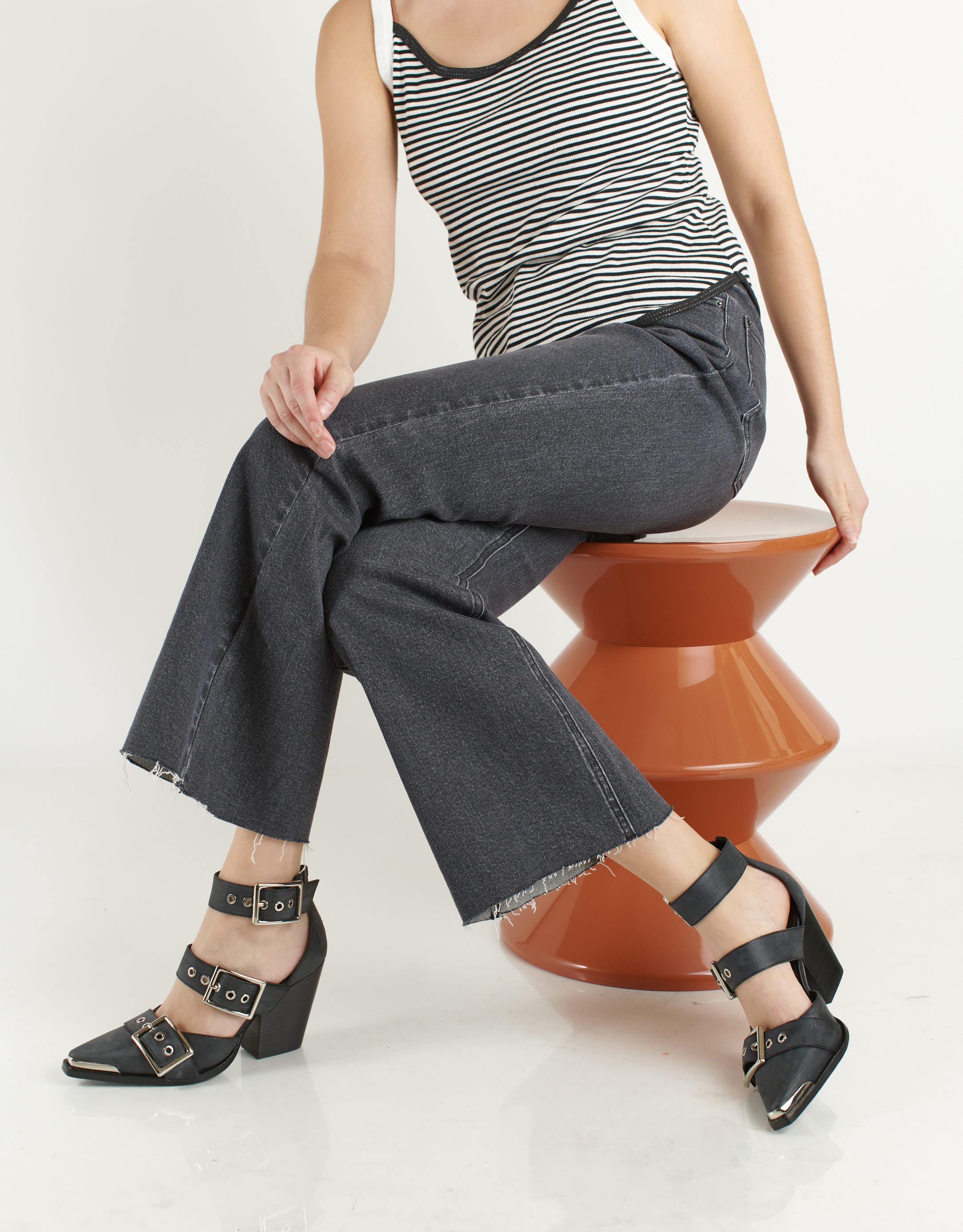 נעלי נשים - Jeffrey Campbell - נעלי אבזמים DOMINUS - שחור4