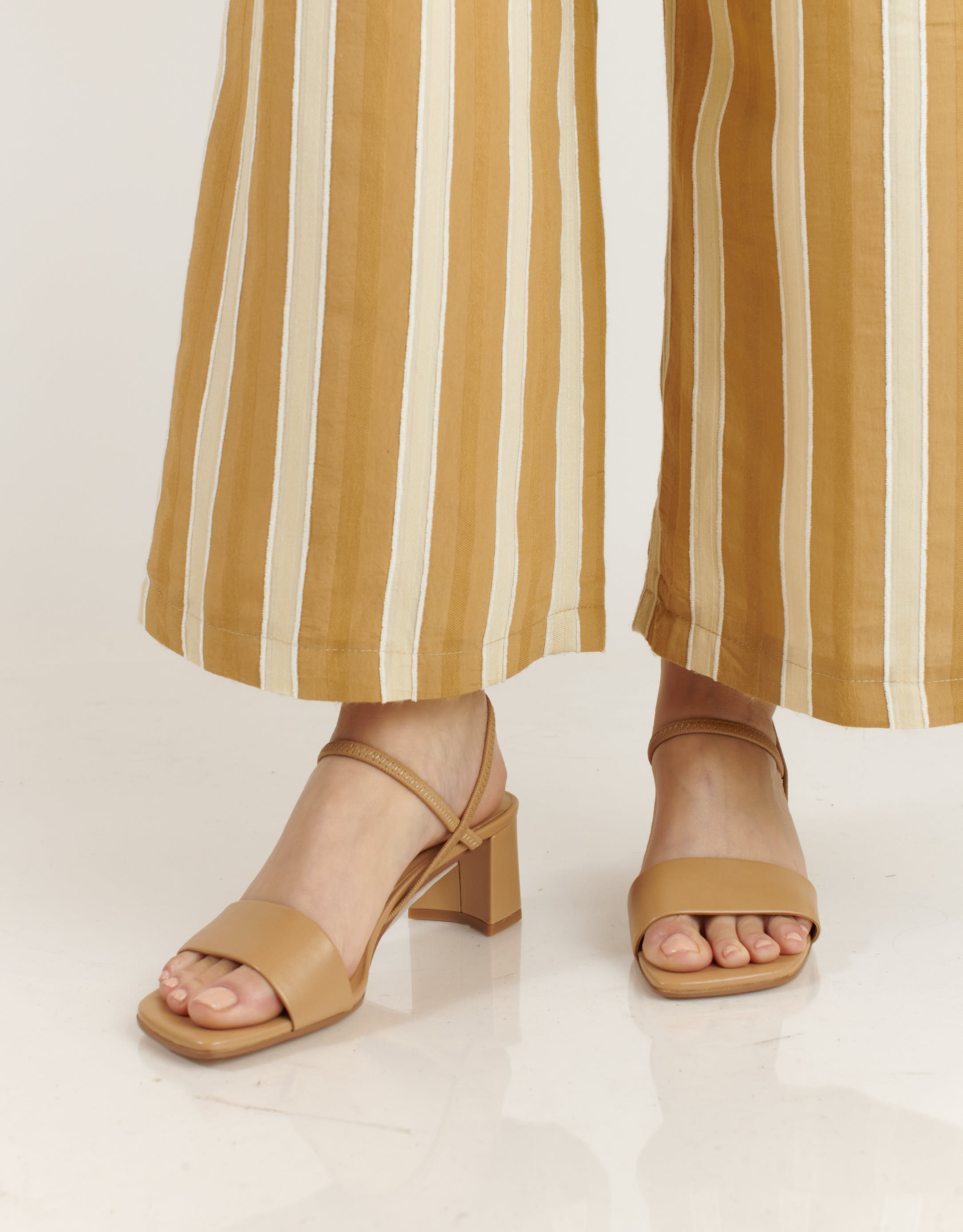 נעלי נשים - Jeffrey Campbell - סנדלי דמוי עור ADAPT - בז'2