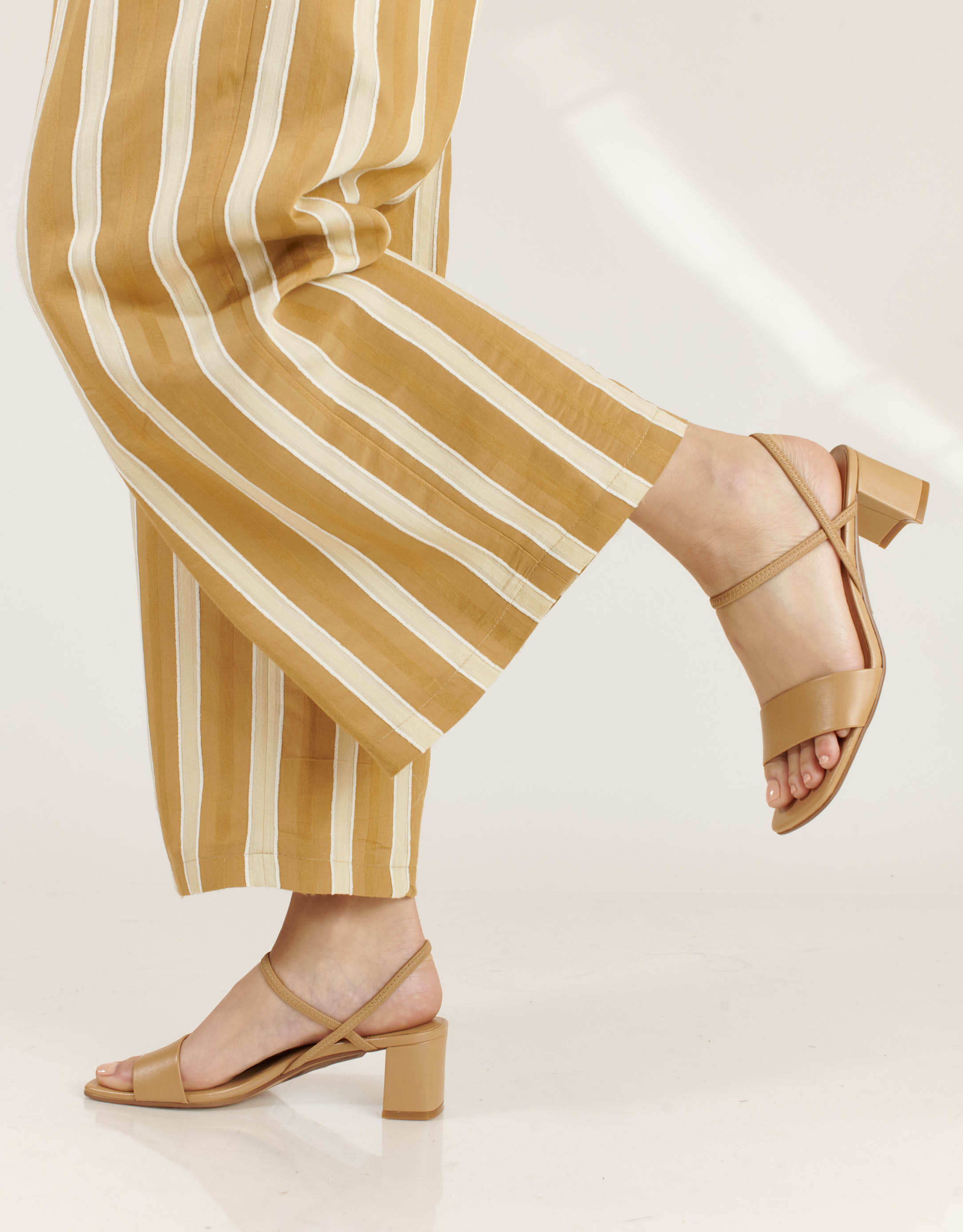 נעלי נשים - Jeffrey Campbell - סנדלי דמוי עור ADAPT - בז'3