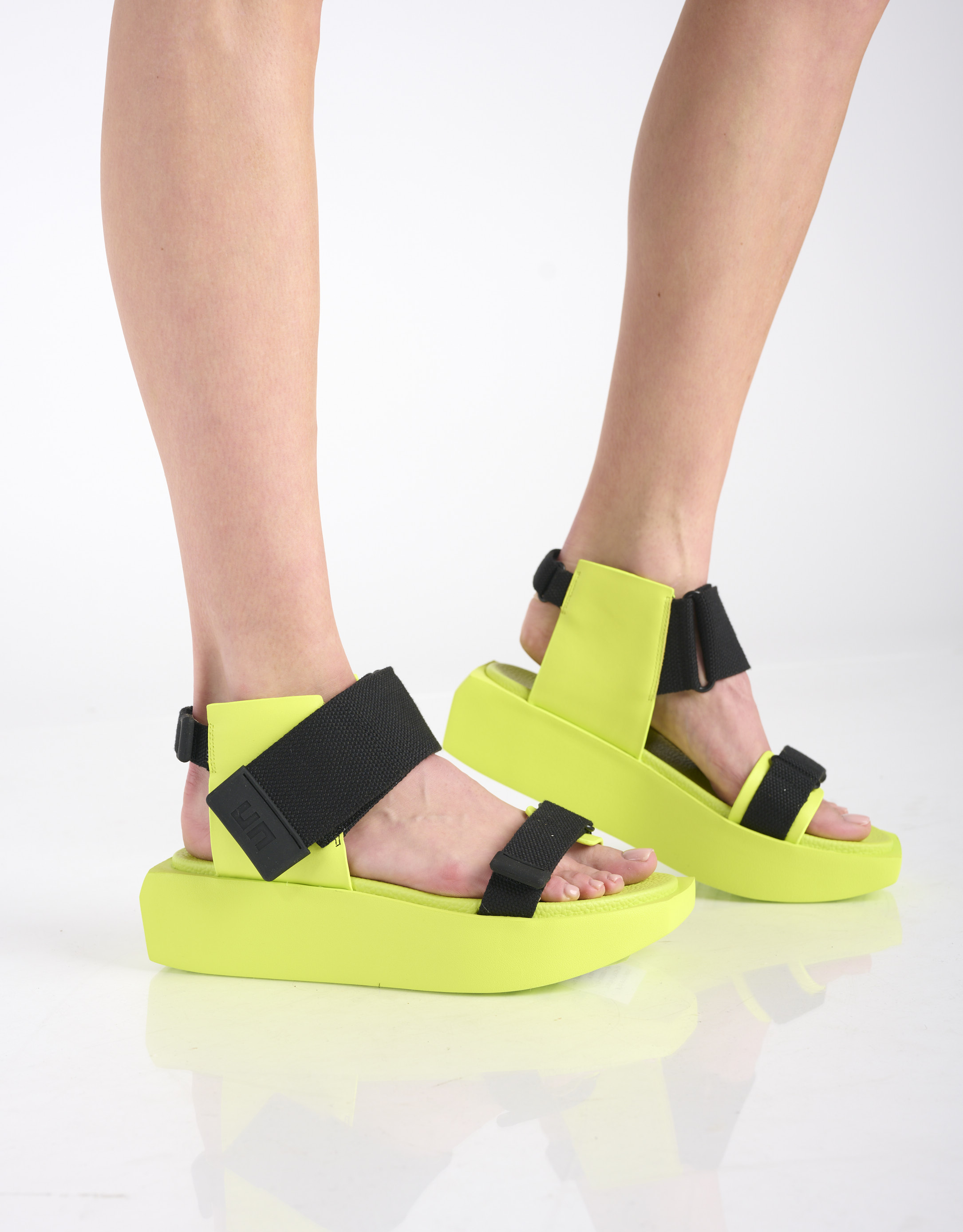נעלי נשים - United Nude - סנדלי פלטפורמה WA LO - צהוב   שחור2