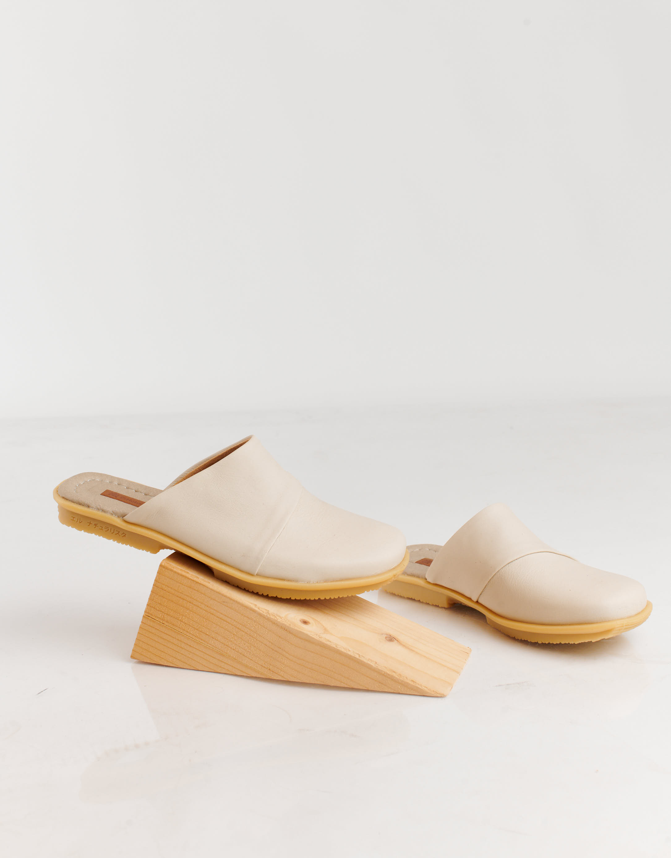 נעלי נשים - El Naturalista - כפכפי עור סגורים MAKISU - אופוויט2