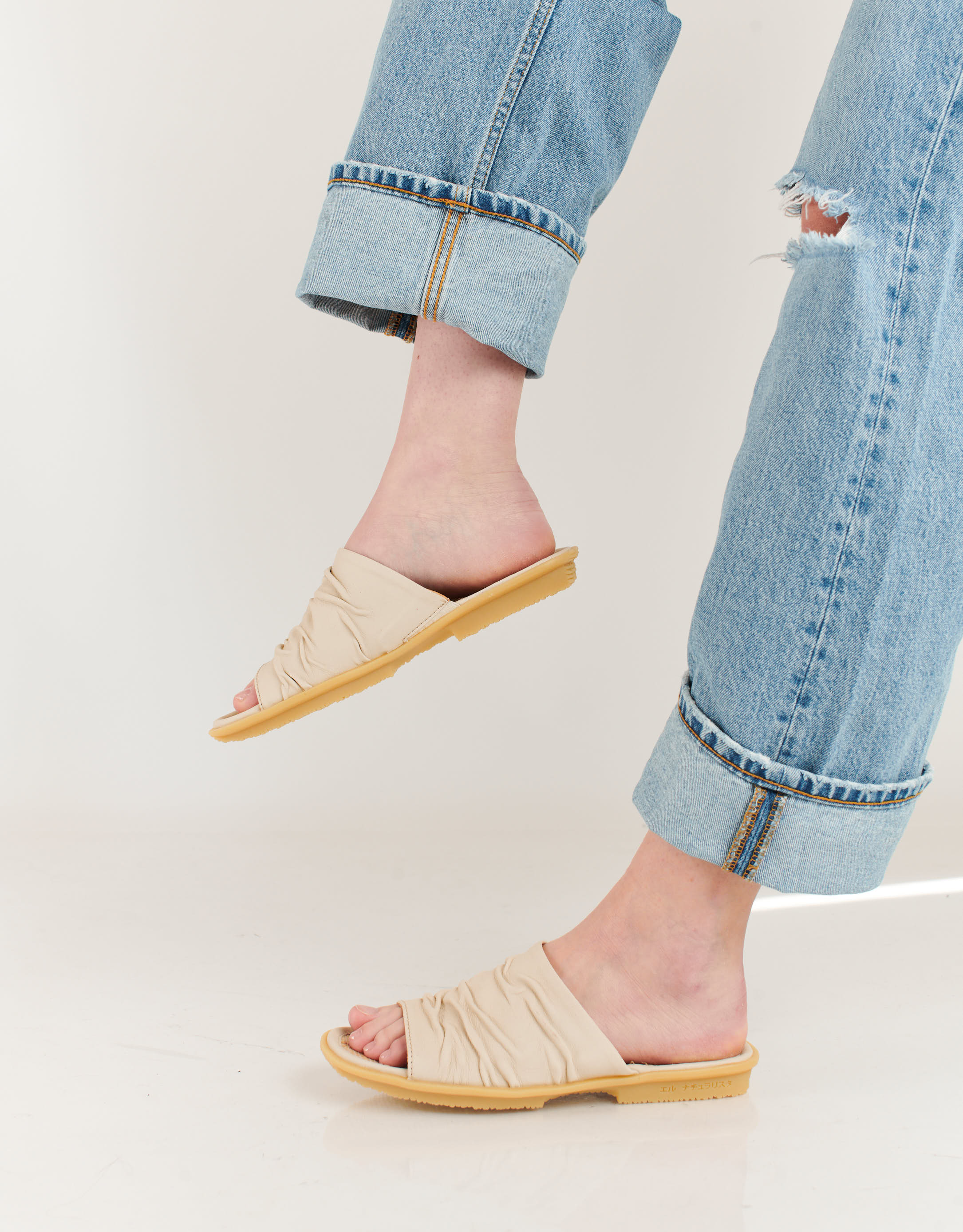 נעלי נשים - El Naturalista - כפכפי עור MAKISU - אופוויט2