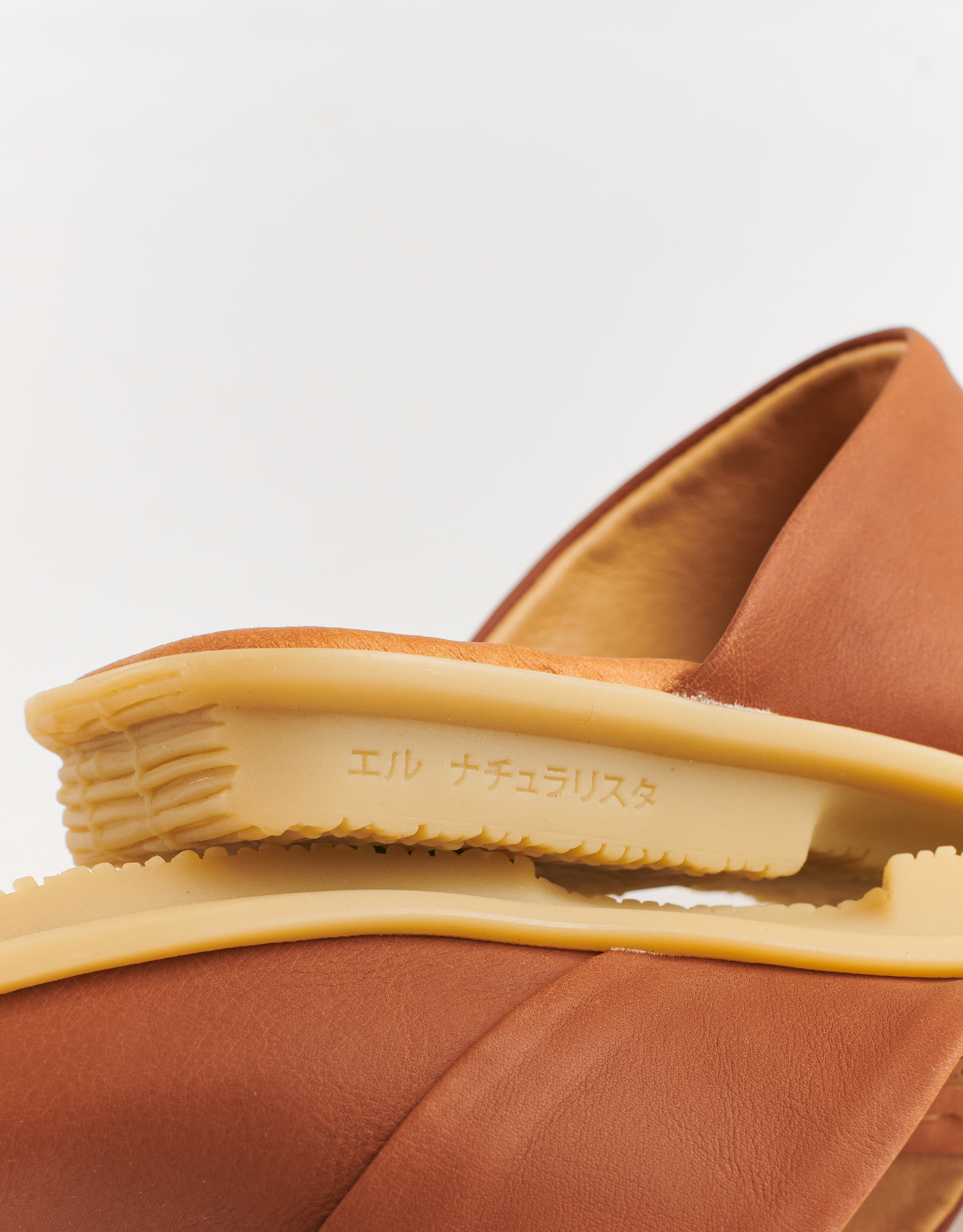 נעלי נשים - El Naturalista - כפכפי עור סגורים MAKISU - קאמל3
