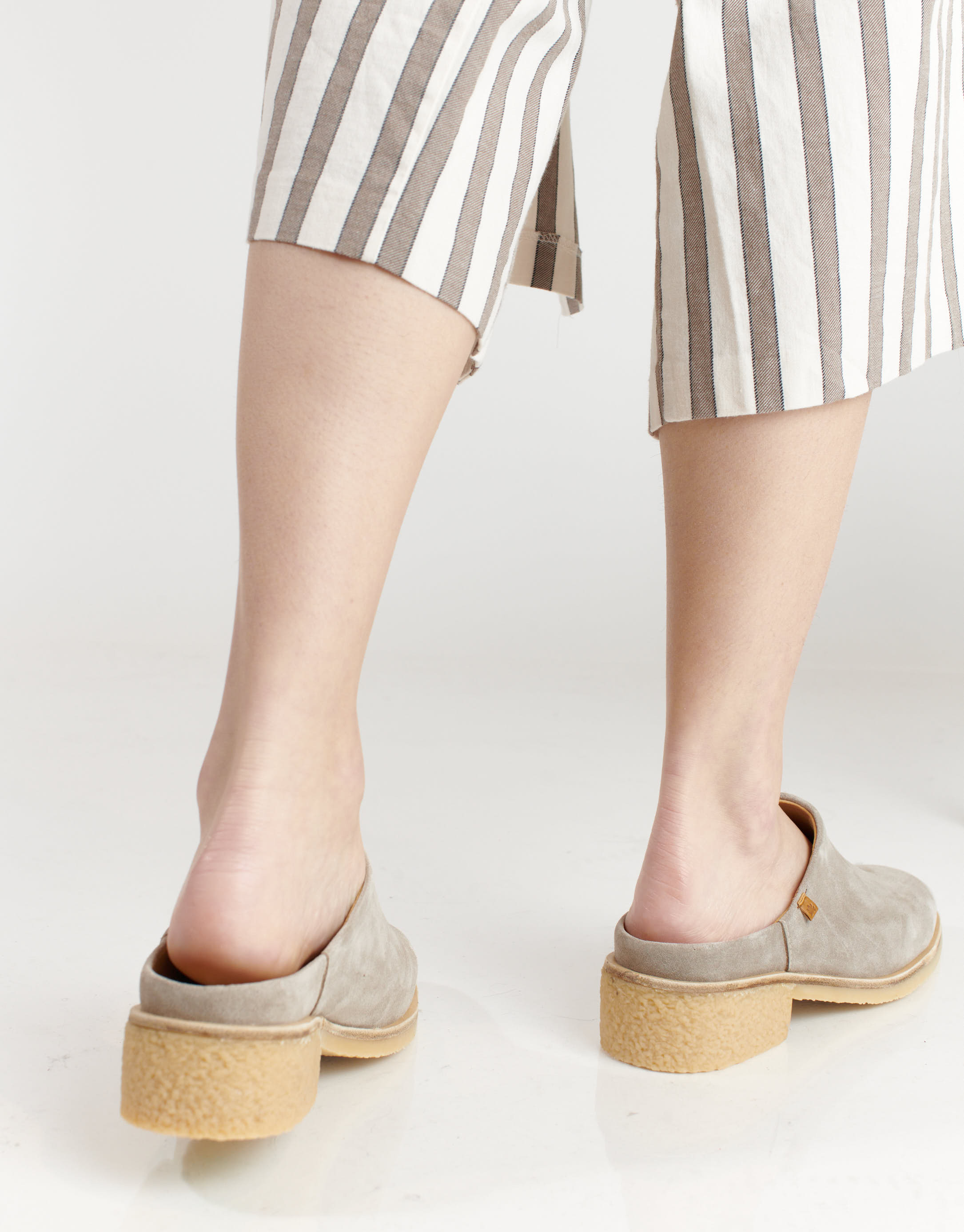 נעלי נשים - El Naturalista - כפכפי זמש IRATI - אפור4