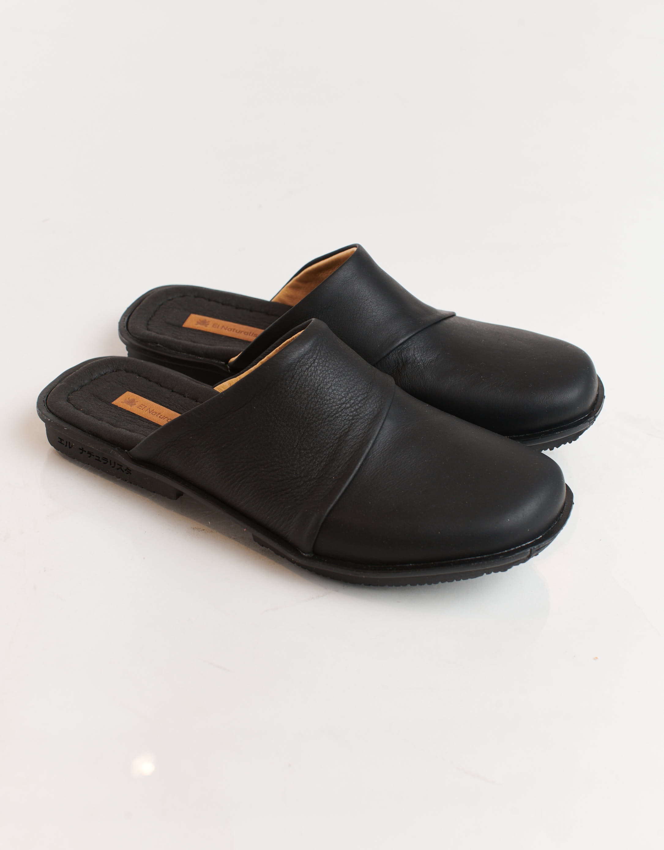 נעלי נשים - El Naturalista - כפכפי עור סגורים MAKISU - שחור3