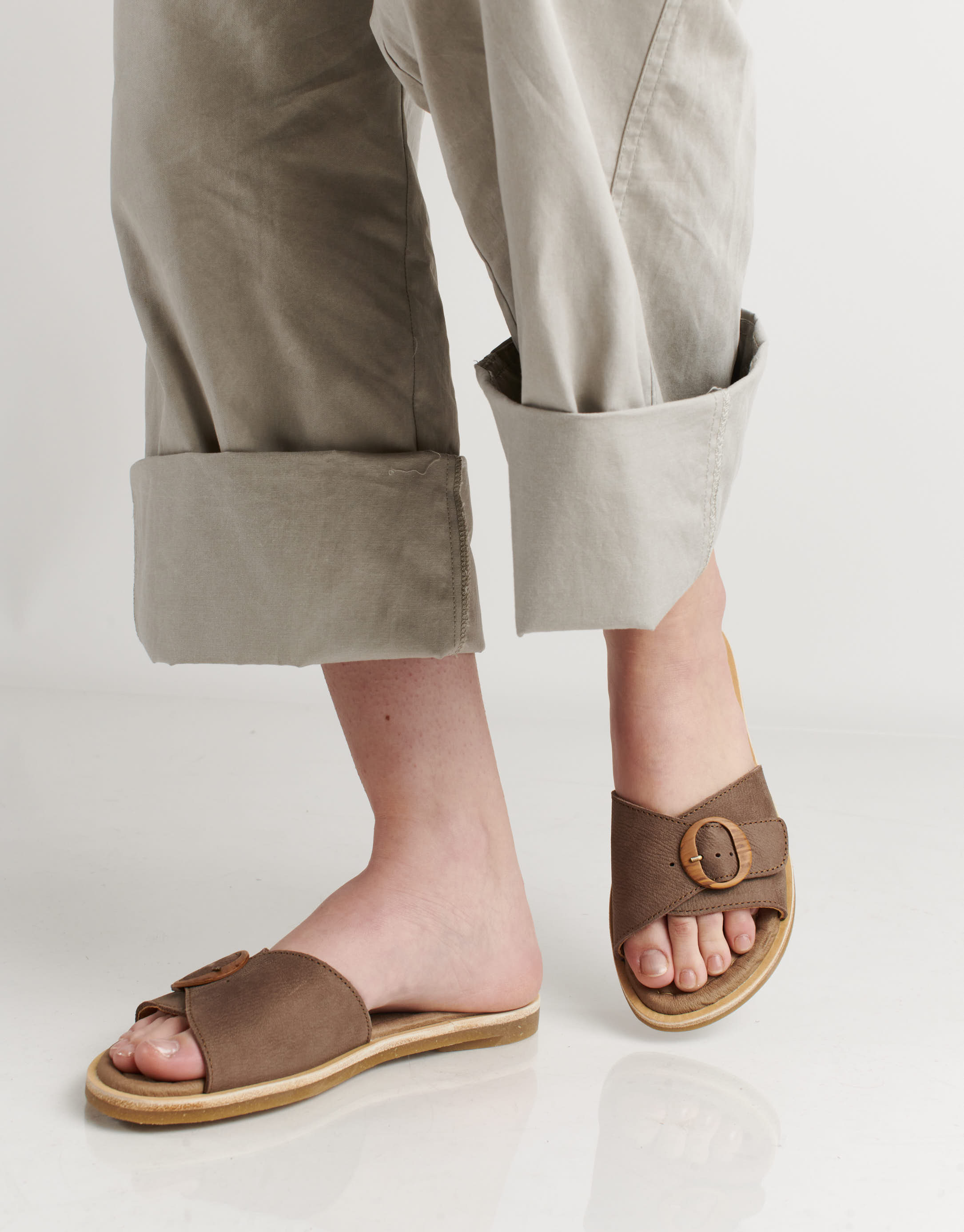 נעלי נשים - El Naturalista - כפכפים שטוחים TONAMI - אפור3