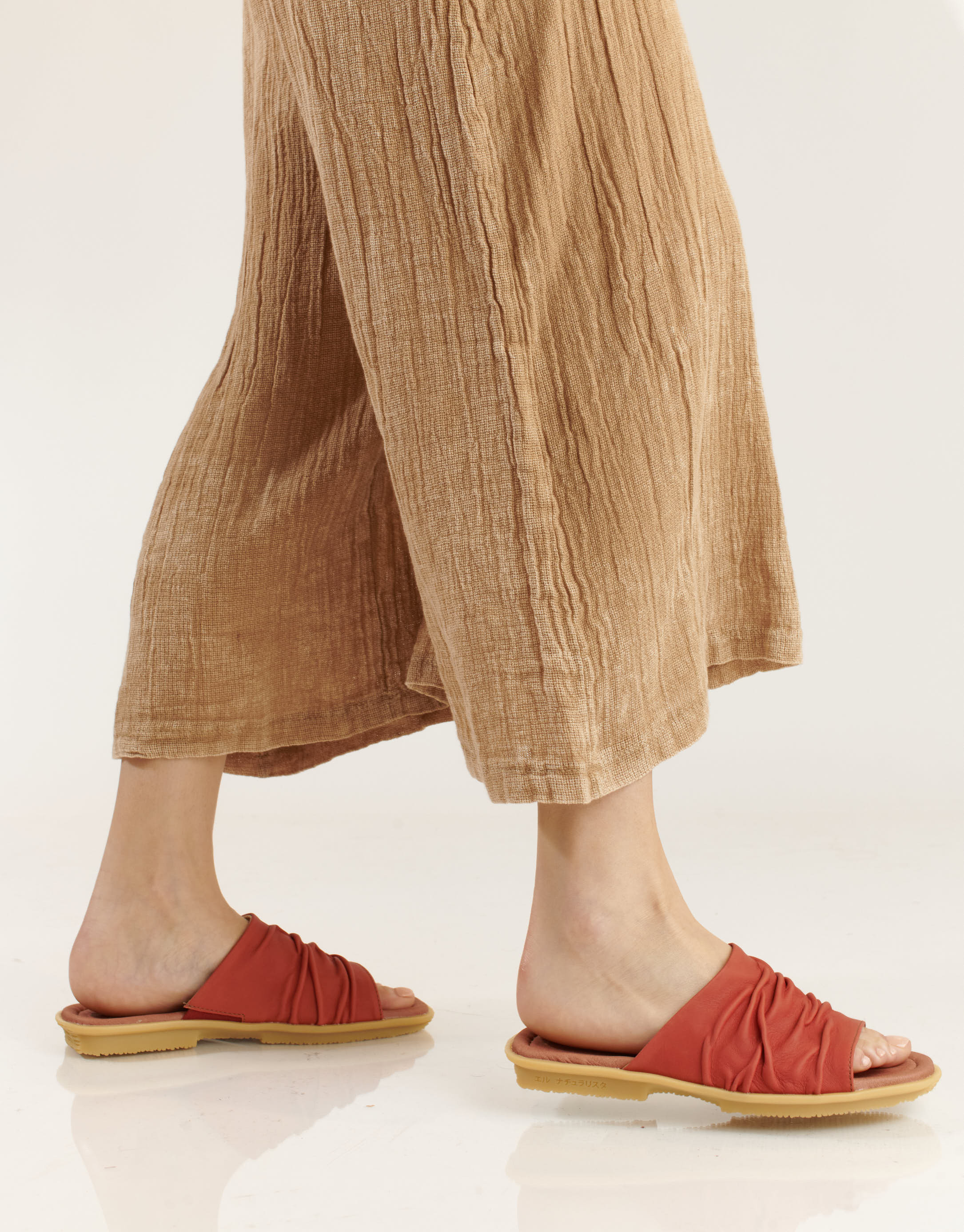 נעלי נשים - El Naturalista - כפכפי עור MAKISU - קורל3