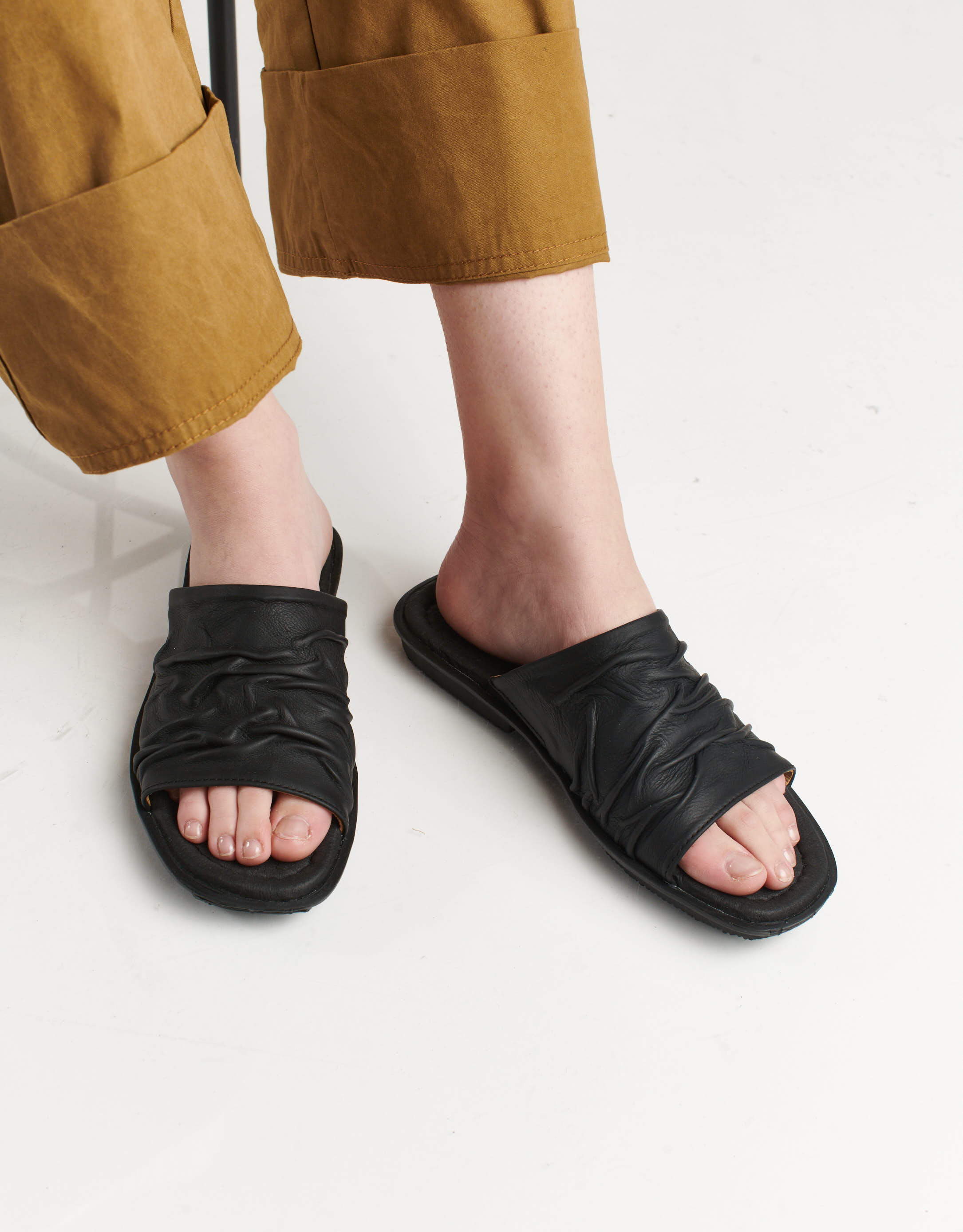 נעלי נשים - El Naturalista - כפכפי עור MAKISU - שחור4