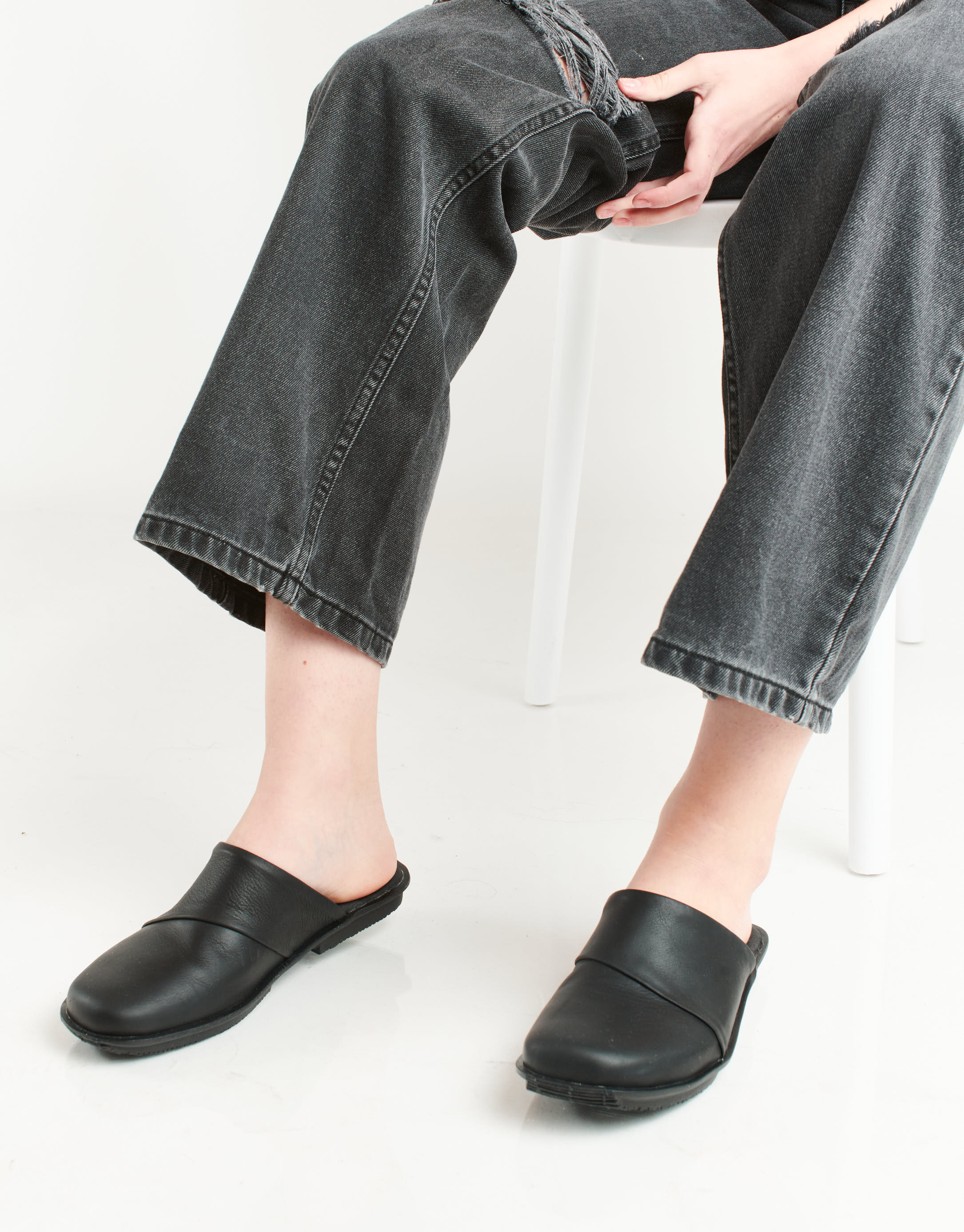 נעלי נשים - El Naturalista - כפכפי עור סגורים MAKISU - שחור4