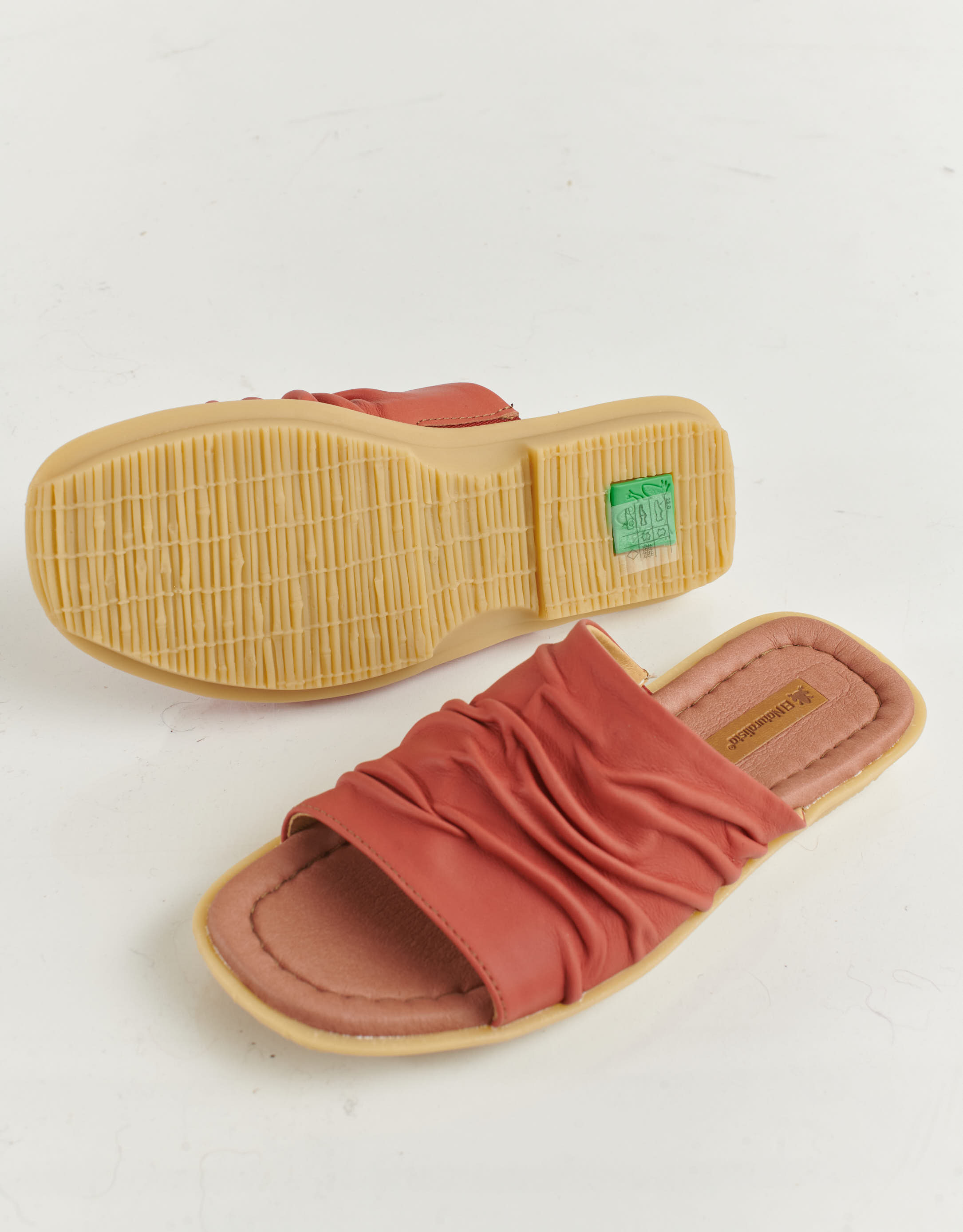 נעלי נשים - El Naturalista - כפכפי עור MAKISU - קורל4