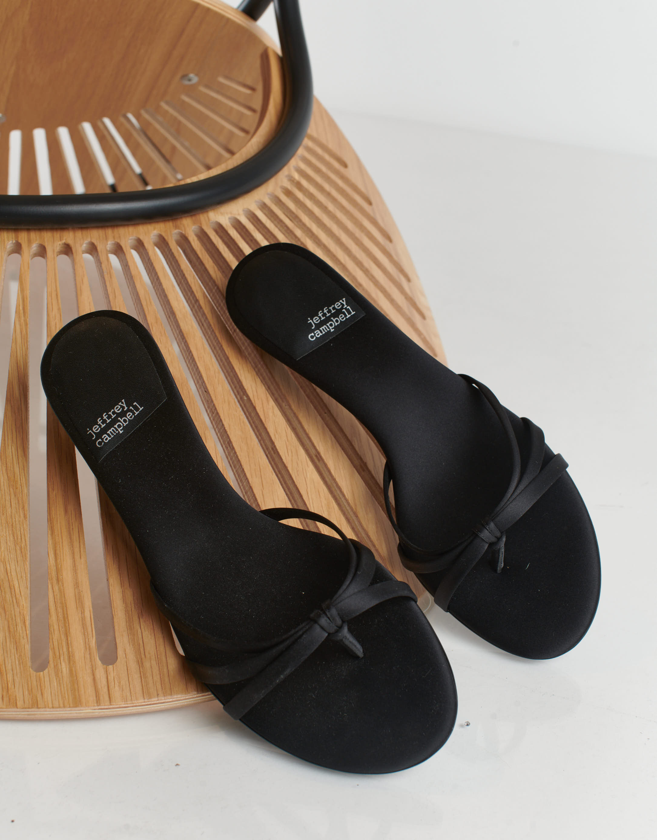 נעלי נשים - Jeffrey Campbell - כפכפי עקב DORETTA - שחור4