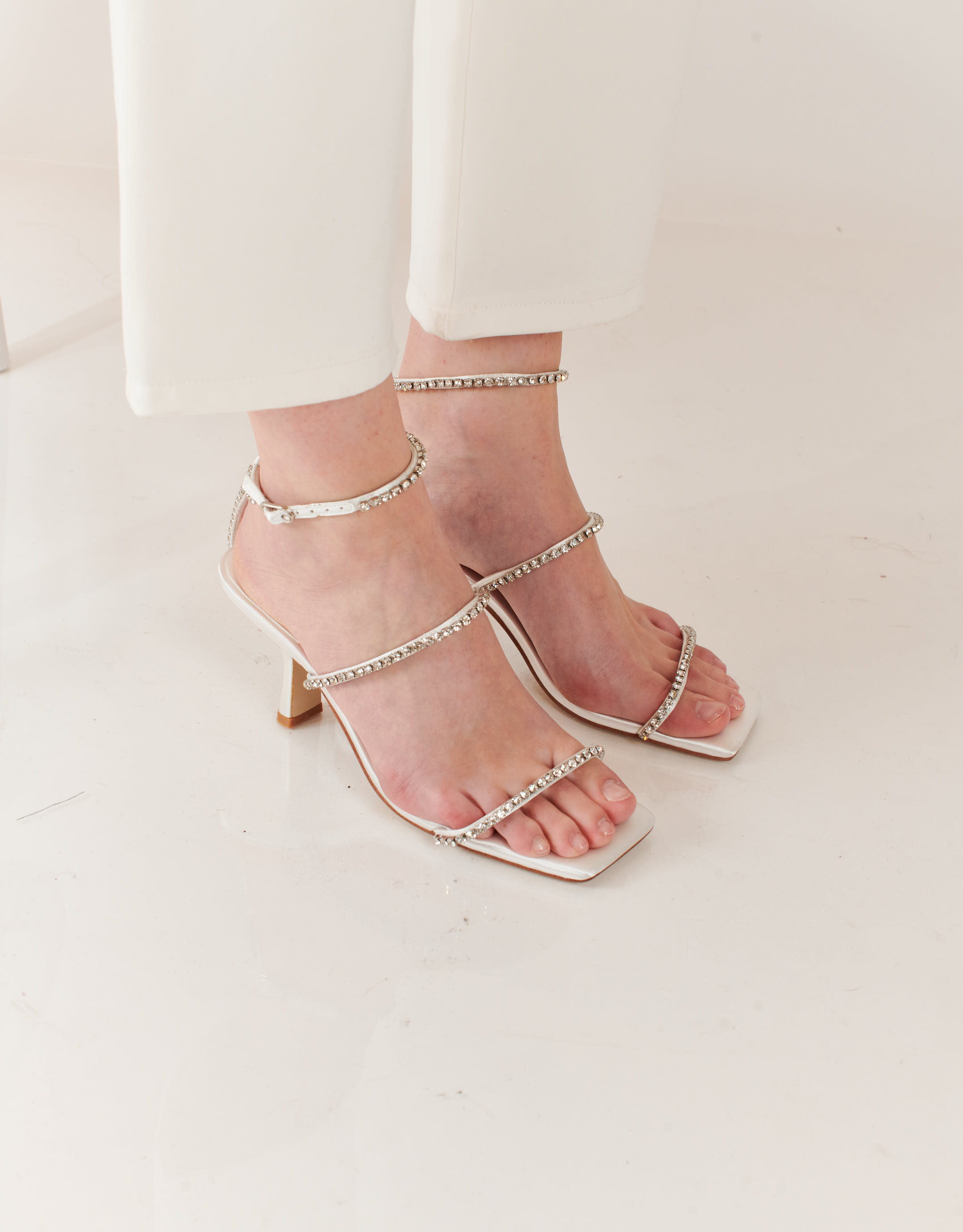 נעלי נשים - Jeffrey Campbell - סנדלי עקב DRESSED UP - לבן3