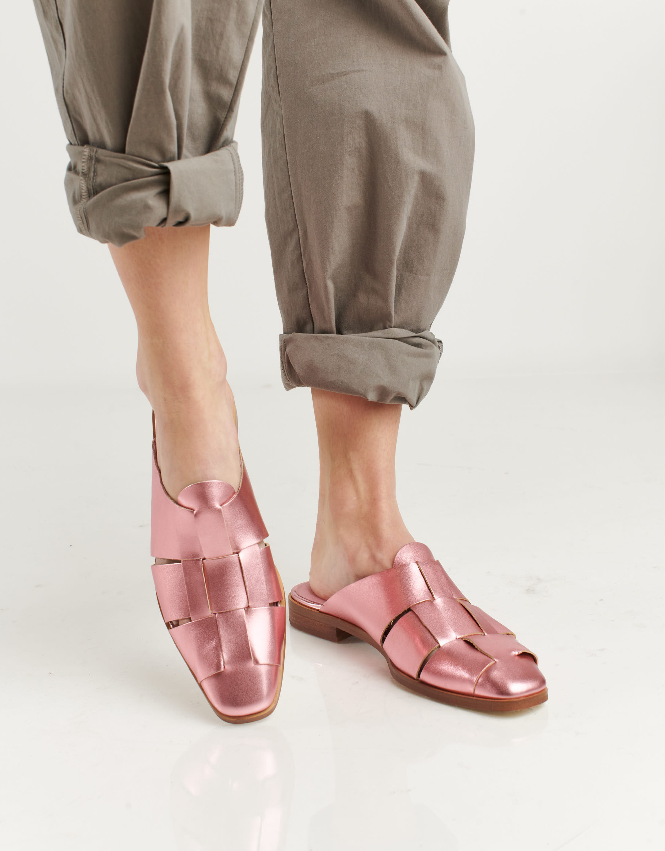 נעלי נשים - Jeffrey Campbell - כפכפים מטאליים EASTIN - ורוד2