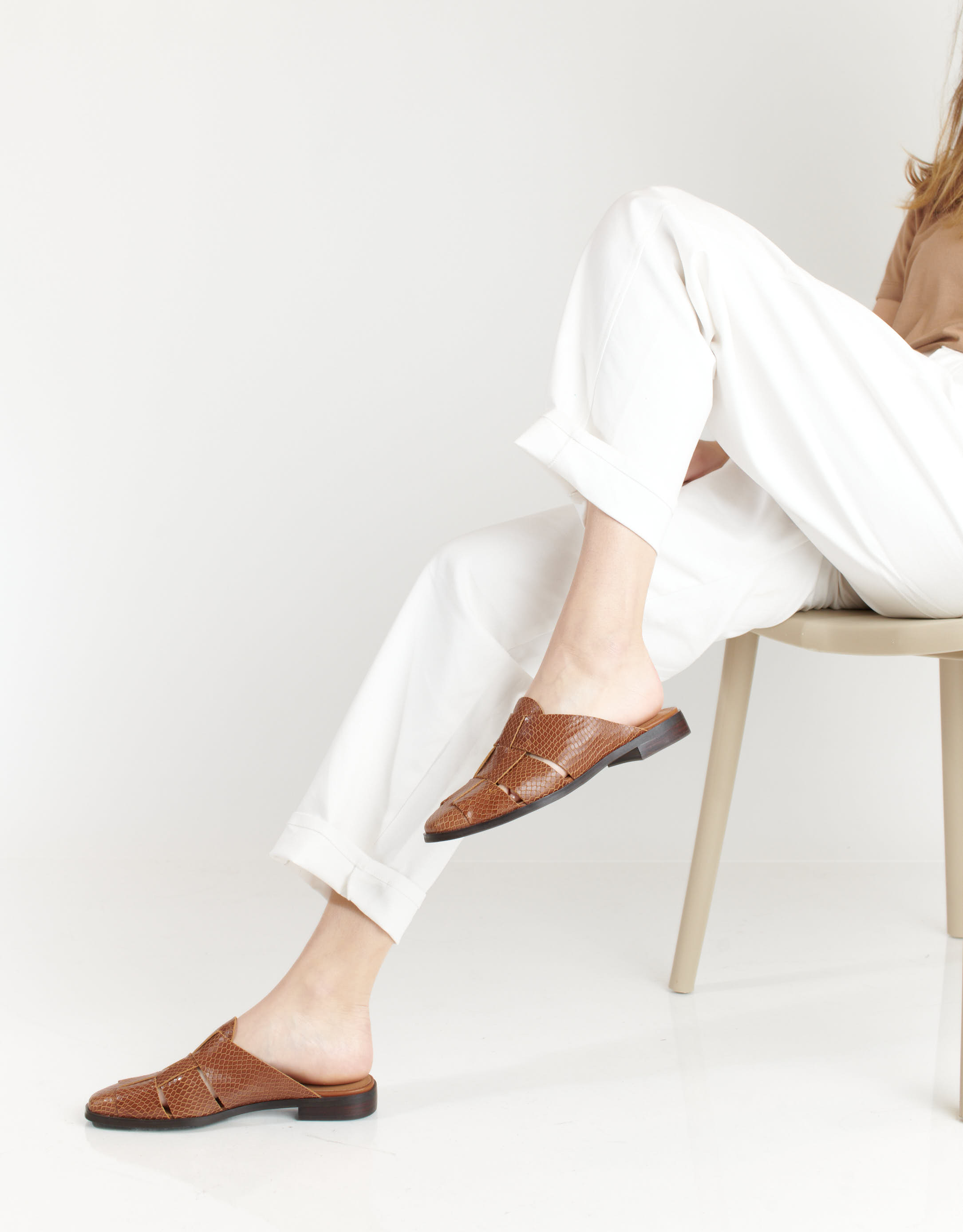 נעלי נשים - Jeffrey Campbell - כפכפי מיולז EASTIN  נחש - חום4