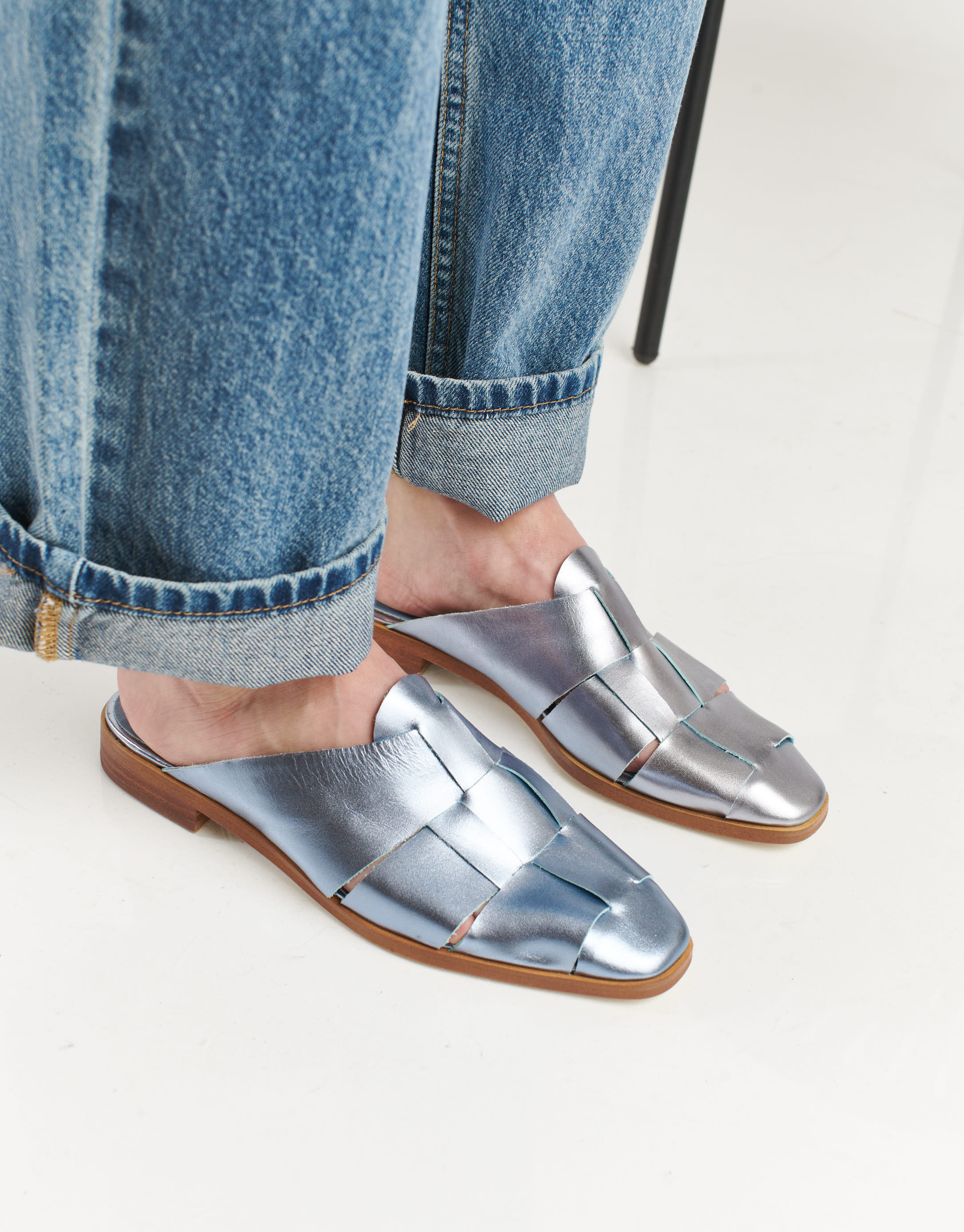 נעלי נשים - Jeffrey Campbell - כפכפים מטאליים EASTIN - תכלת4