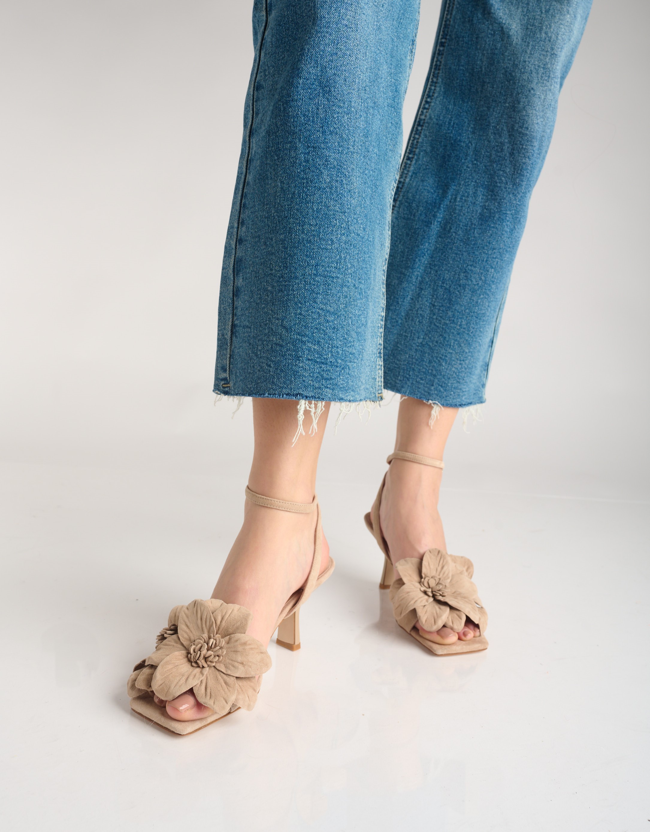 נעלי נשים - Jeffrey Campbell - סנדלי עקב זמש HONOLULU - בז'4