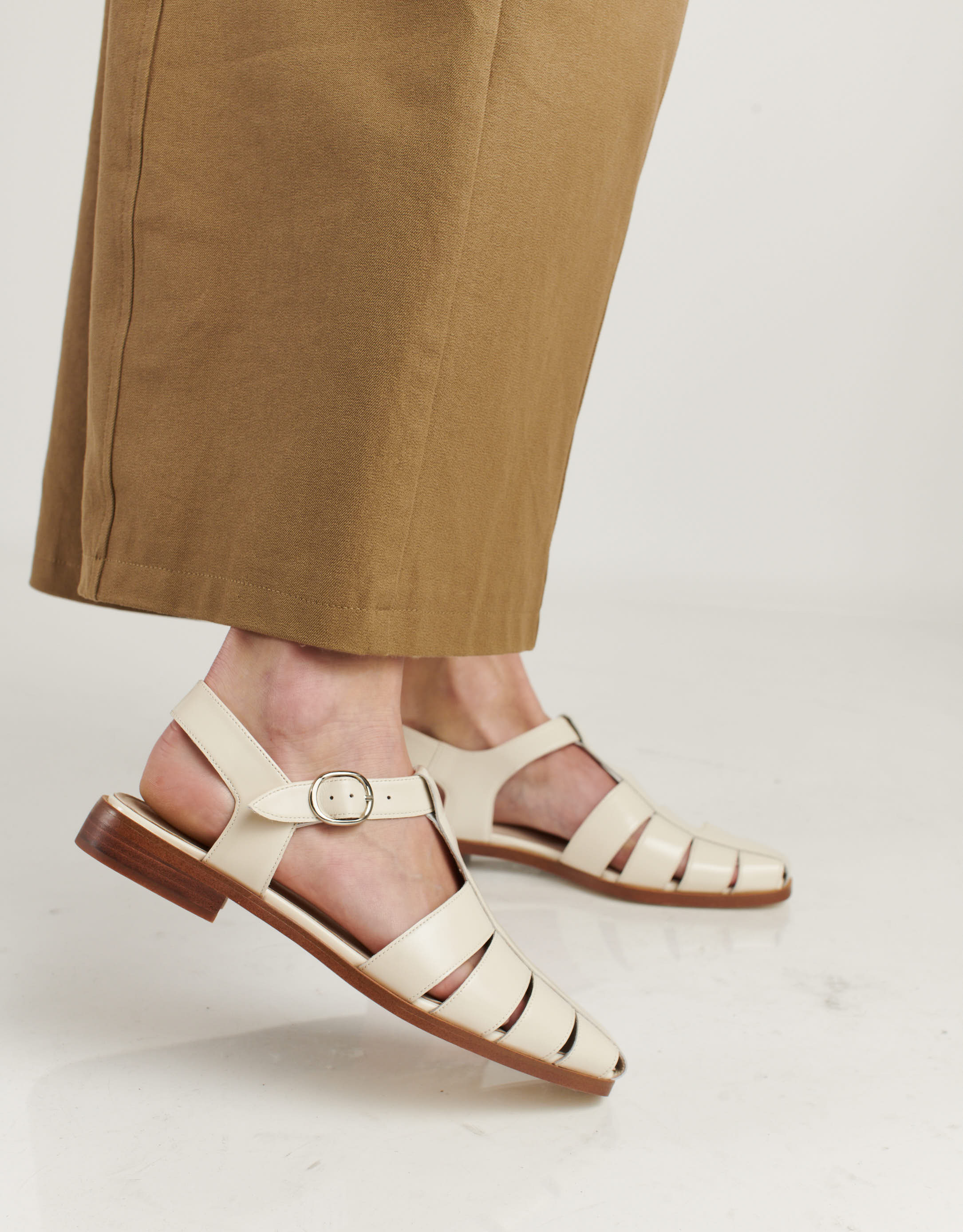 נעלי נשים - Jeffrey Campbell - סנדלי עור שטוחים LANDEN - אופוויט2