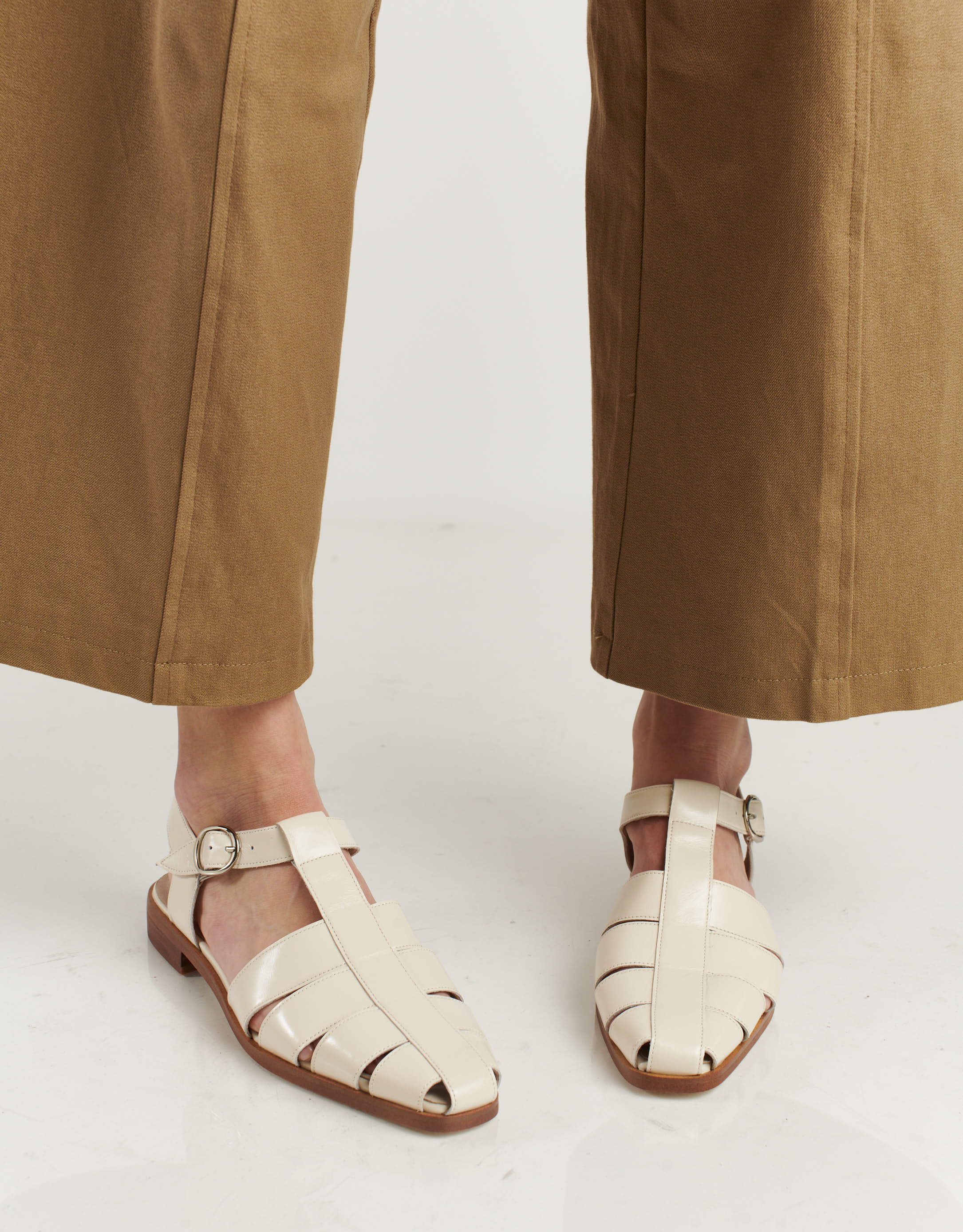 נעלי נשים - Jeffrey Campbell - סנדלי עור שטוחים LANDEN - אופוויט4