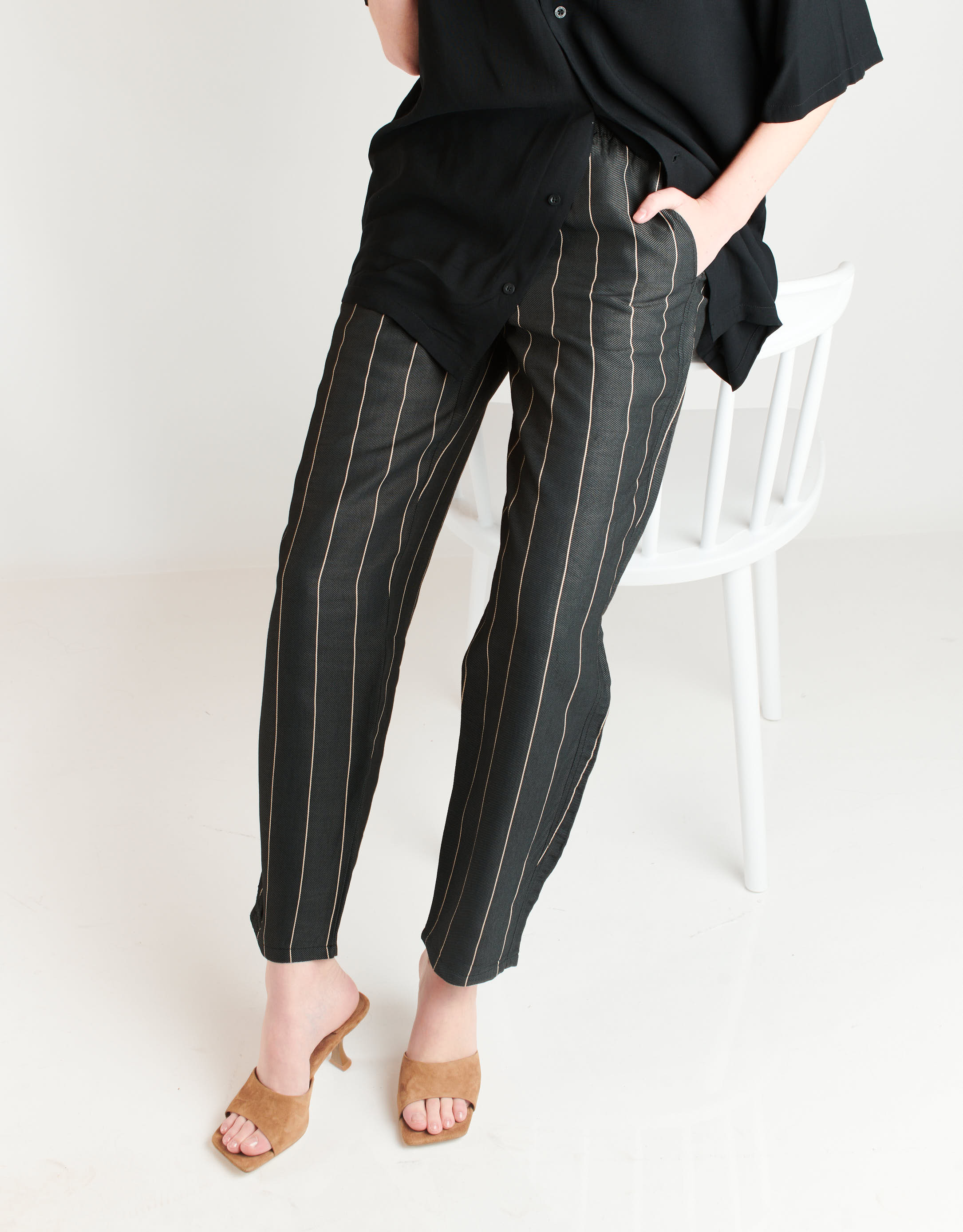 נעלי נשים - Jeffrey Campbell - כפכפי זמש עם עקב MR  BIG - חום2