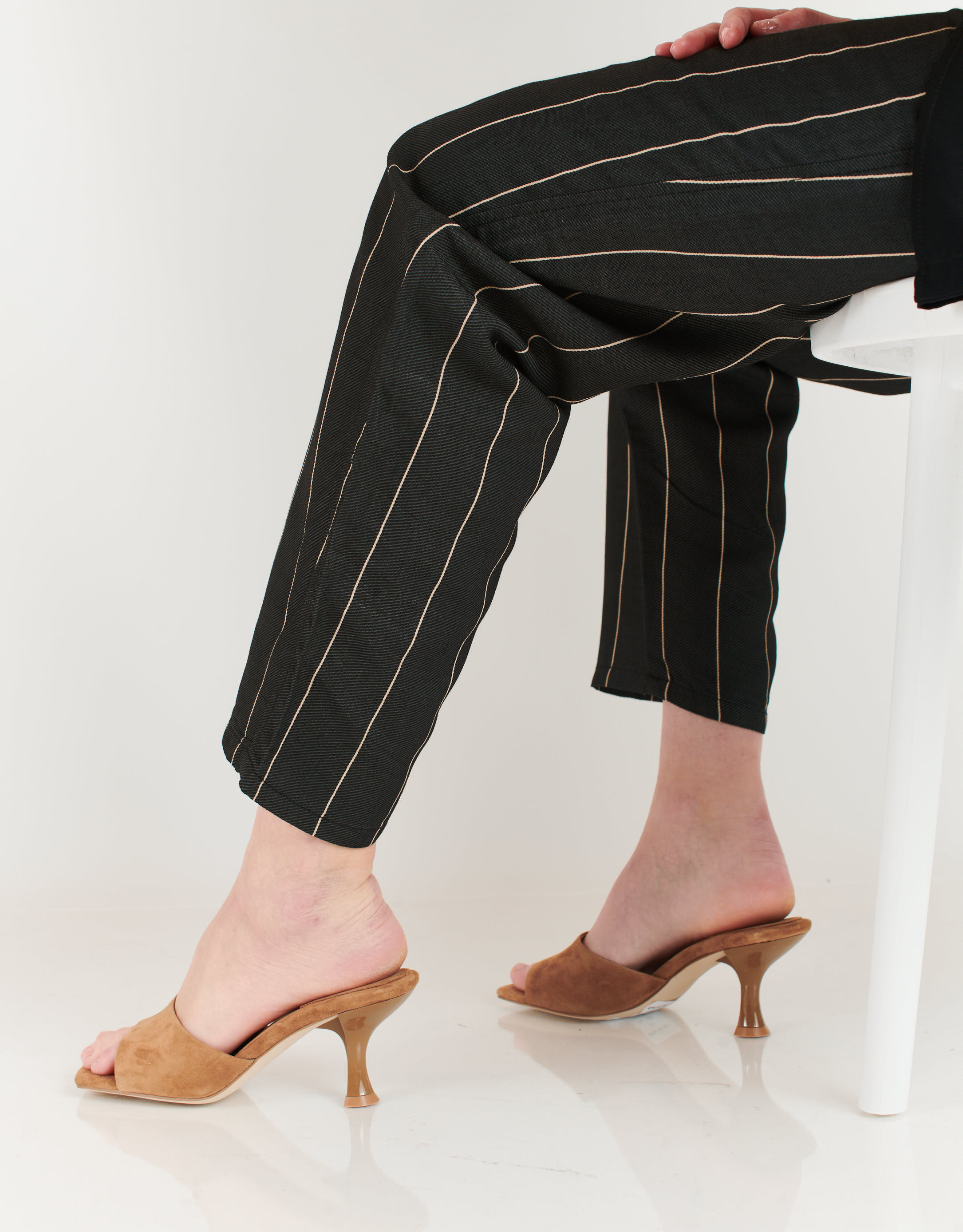 נעלי נשים - Jeffrey Campbell - כפכפי זמש עם עקב MR  BIG - חום4