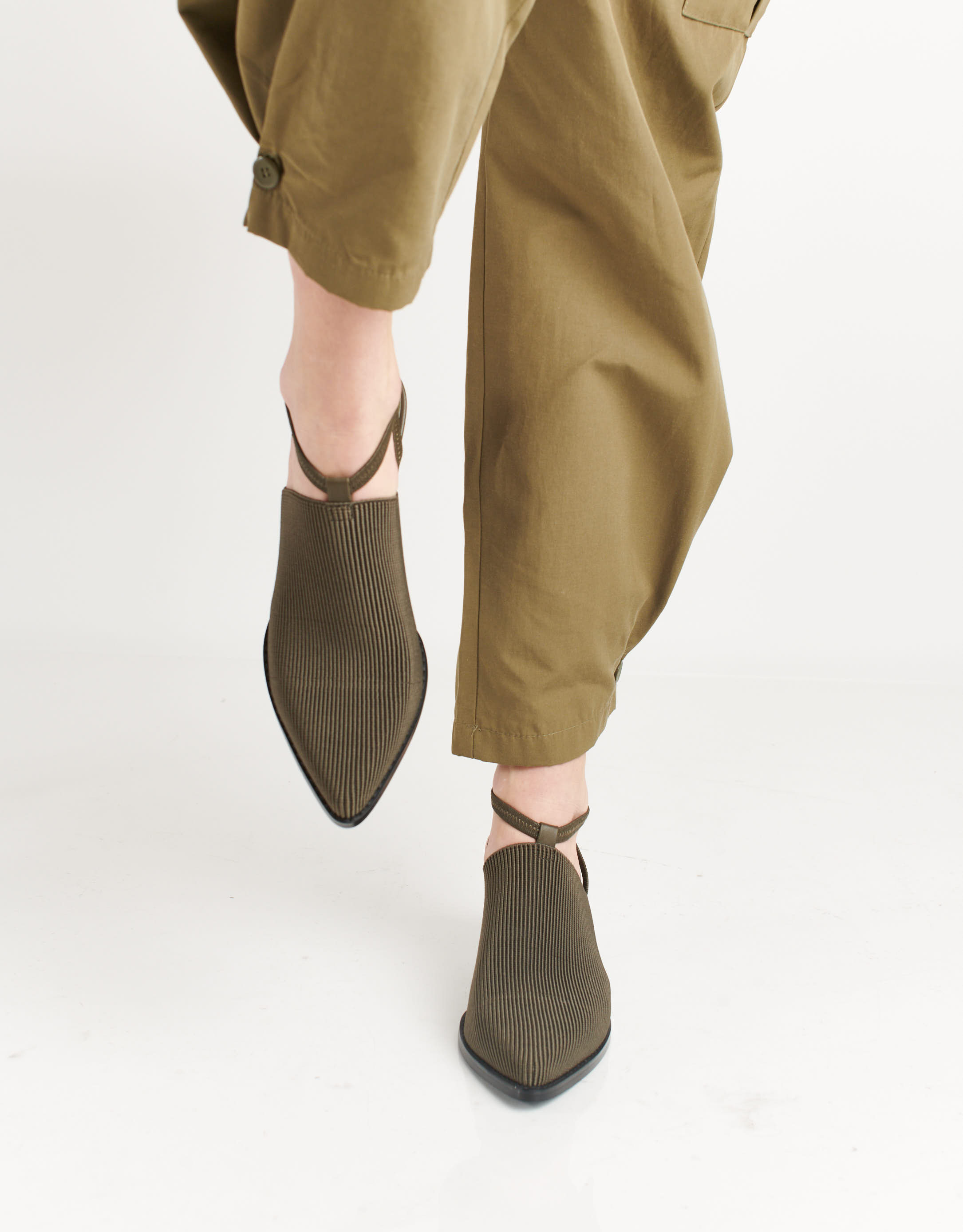 נעלי נשים - Jeffrey Campbell - סנדלי עקב סגורים ELASTO - חום3