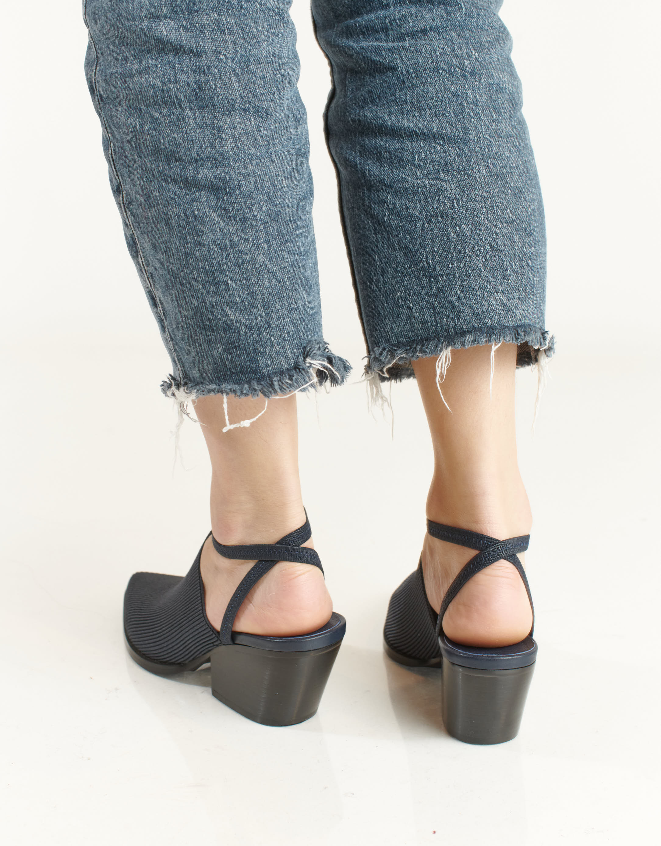 נעלי נשים - Jeffrey Campbell - סנדלי עקב סגורים ELASTO - כחול3