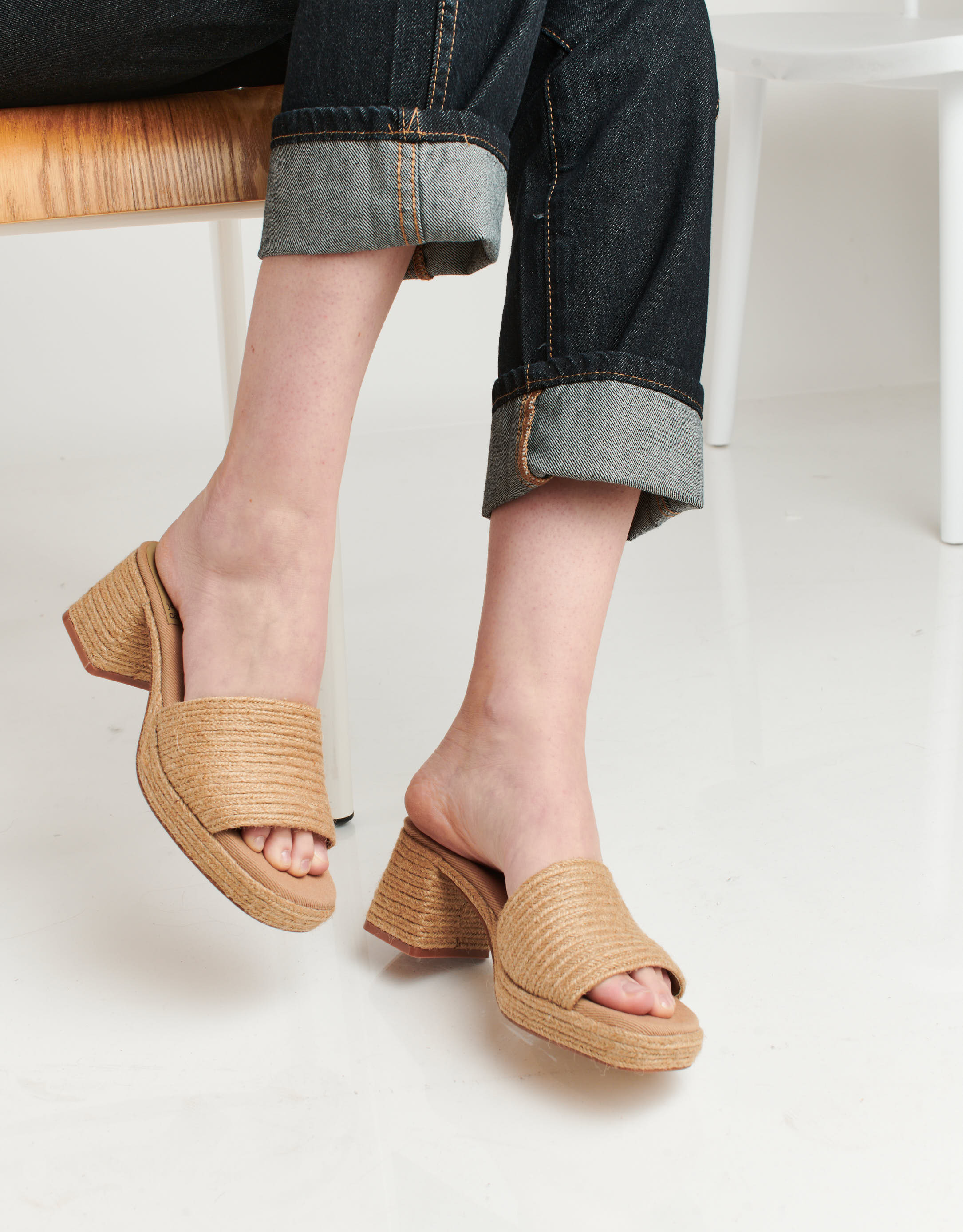 נעלי נשים - Jeffrey Campbell - כפכפים POOL DECK - בז'2