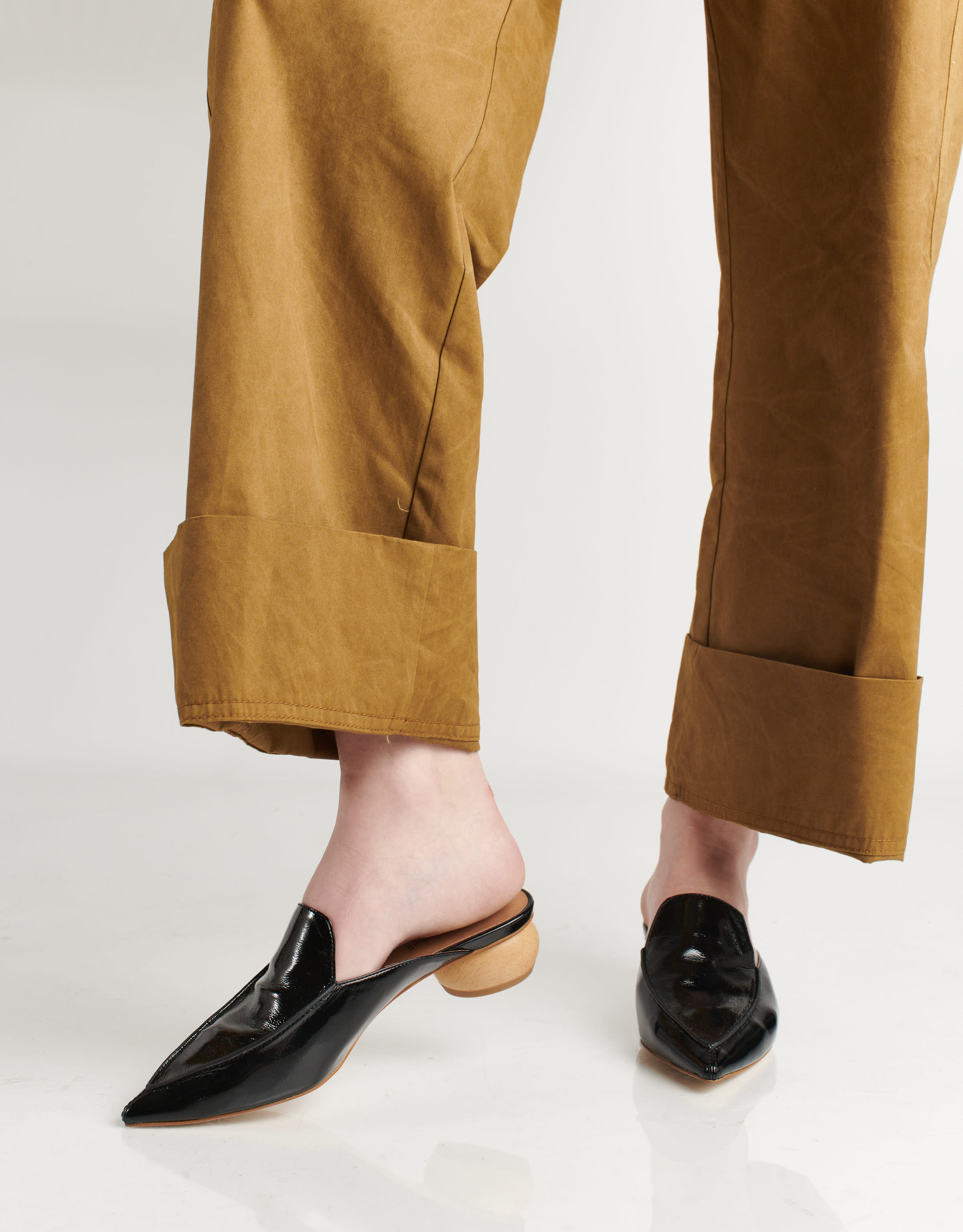 נעלי נשים - Jeffrey Campbell - כפכפי מיולז VIONIT מבריקו - שחור3