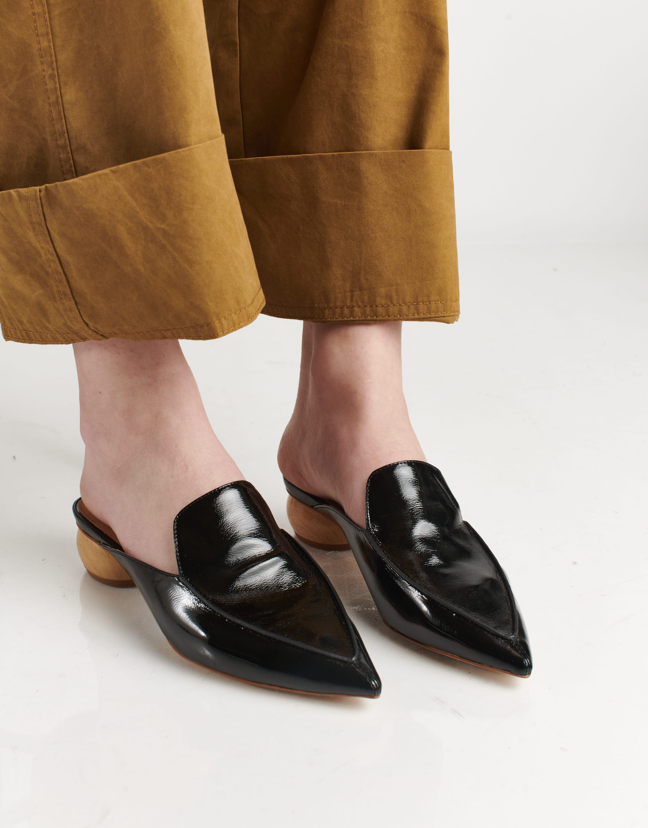 נעלי נשים - Jeffrey Campbell - כפכפי מיולז VIONIT מבריקו - שחור4