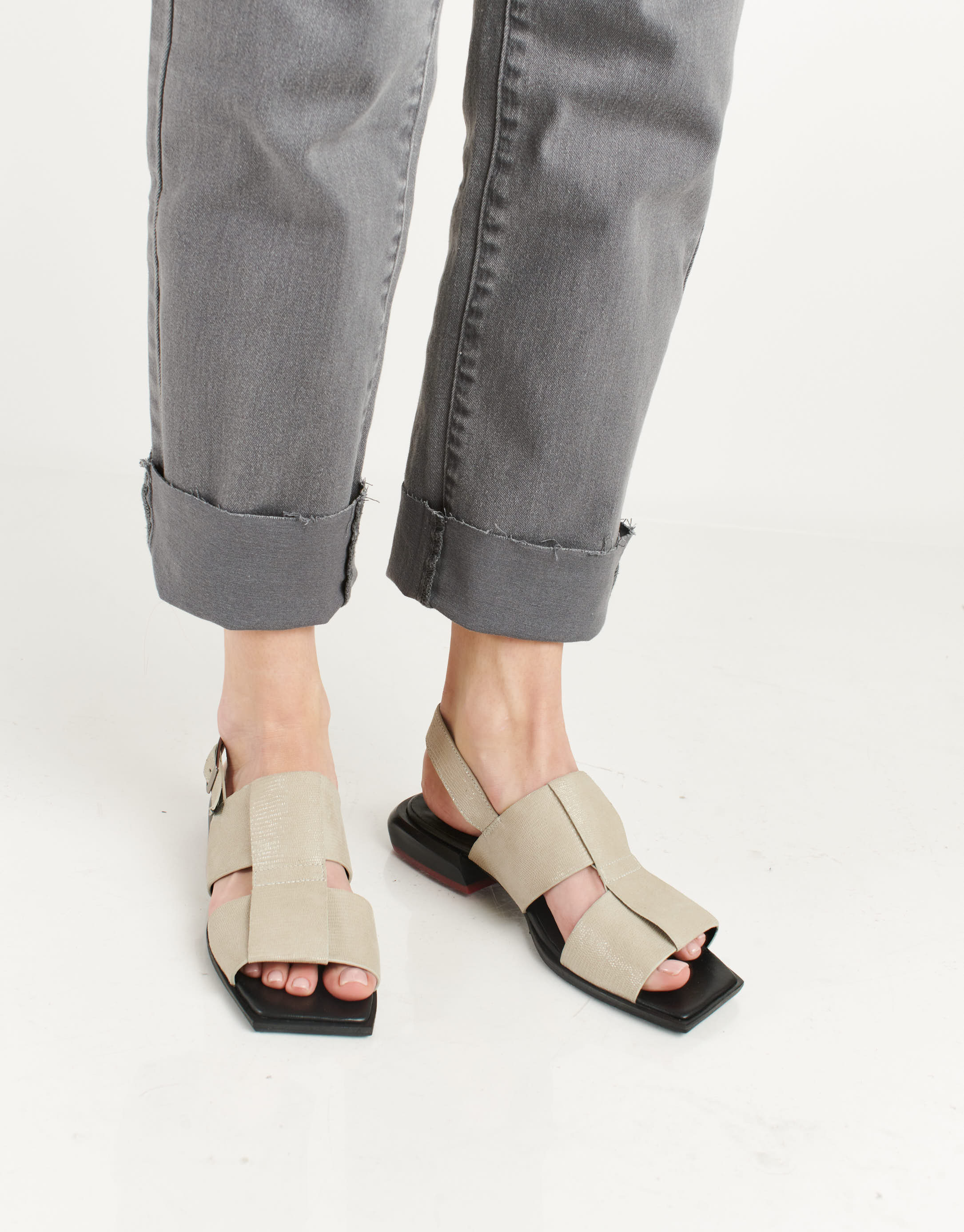 נעלי נשים - Yuko Imanishi - סנדלים מעור ASA - אפור בהיר3