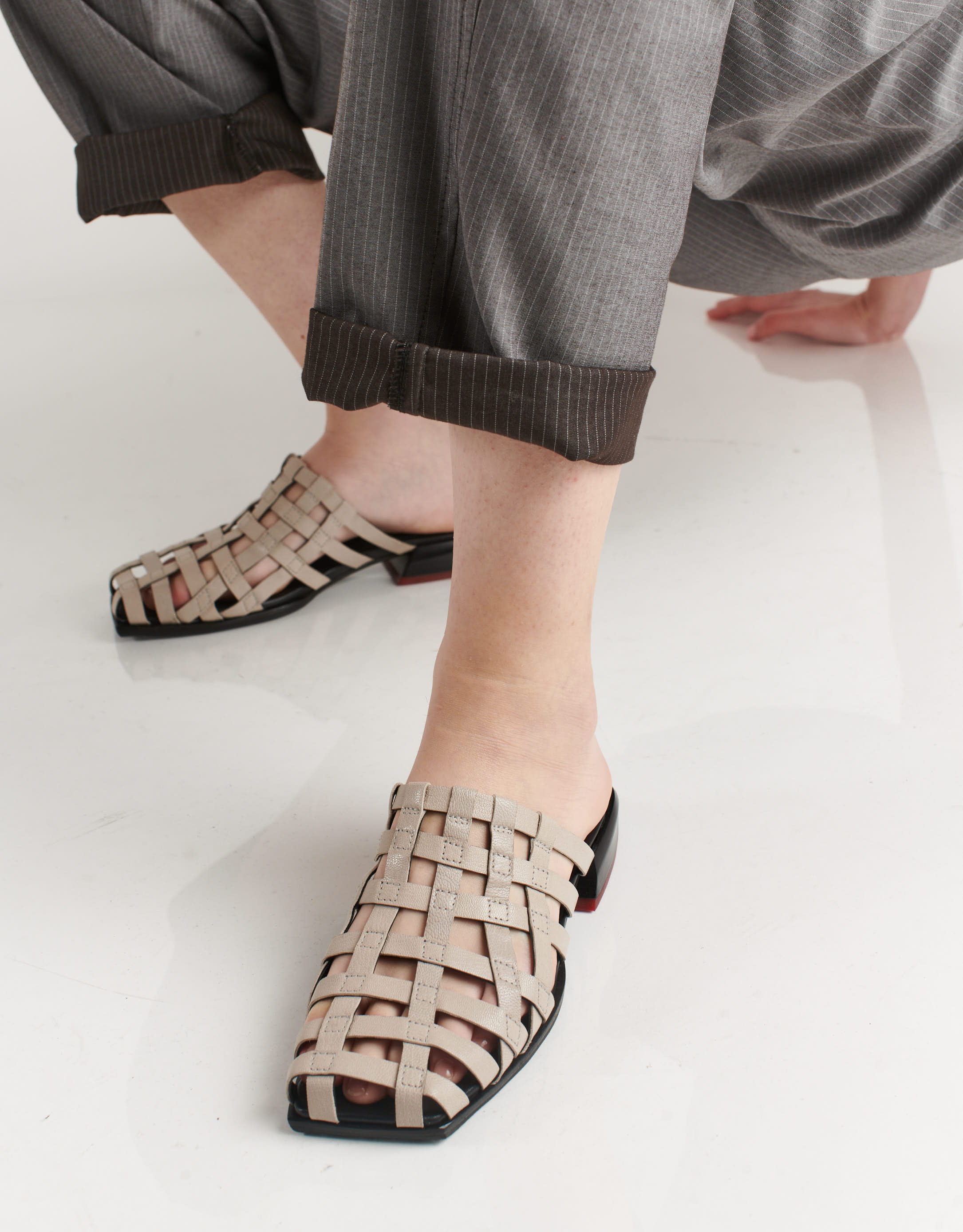 נעלי נשים - Yuko Imanishi - כפכפים קלועים SYURI - אפור בהיר3