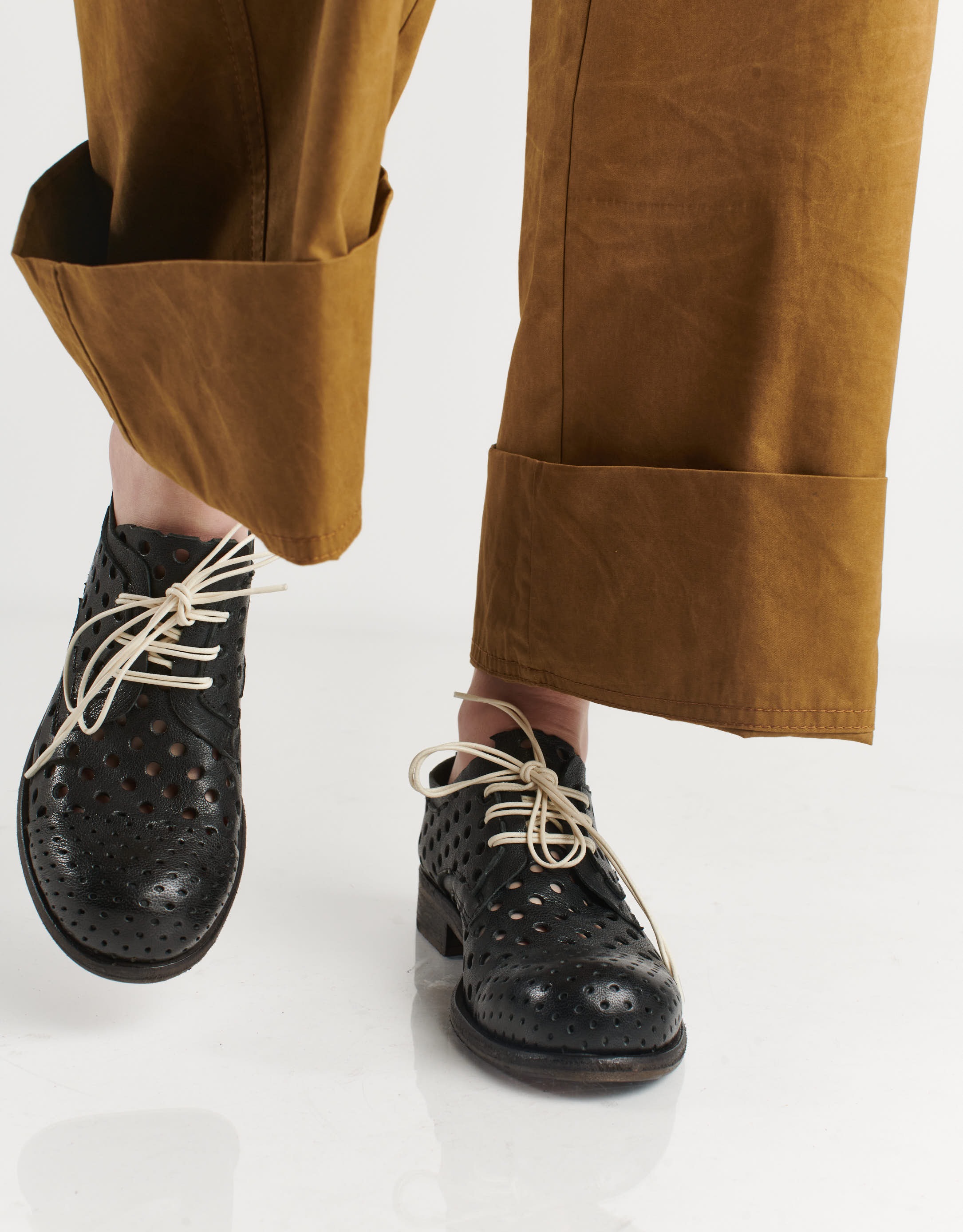 נעלי נשים - Ernesto Dolani - נעלי אוקספורד מחוררות  LU - שחור3