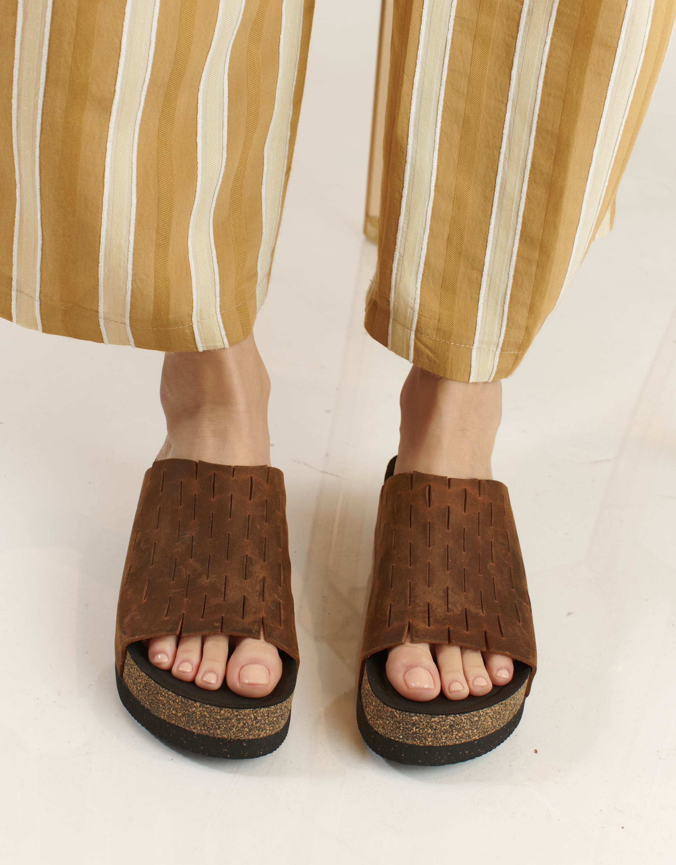 נעלי נשים - loints of Holland - כפכפים  DALEM - קאמל2