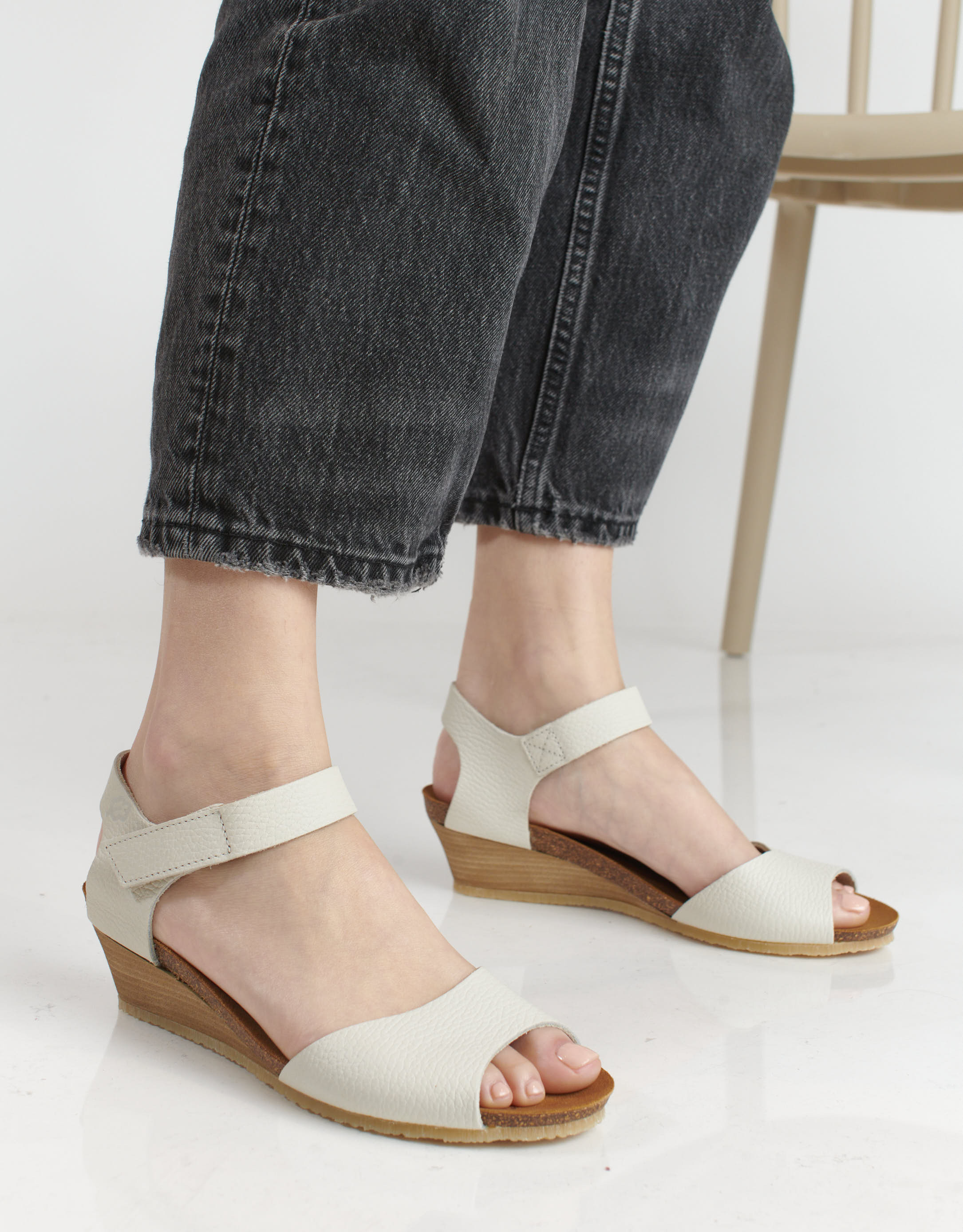 נעלי נשים - loints of Holland - סנדלי עור ENGLEEN - אופוויט3