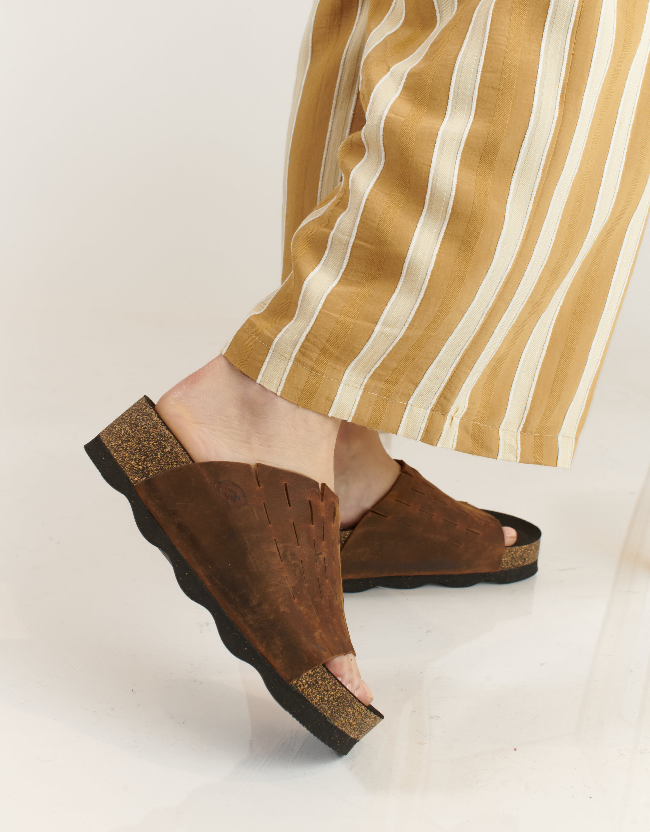 נעלי נשים - loints of Holland - כפכפים  DALEM - קאמל4