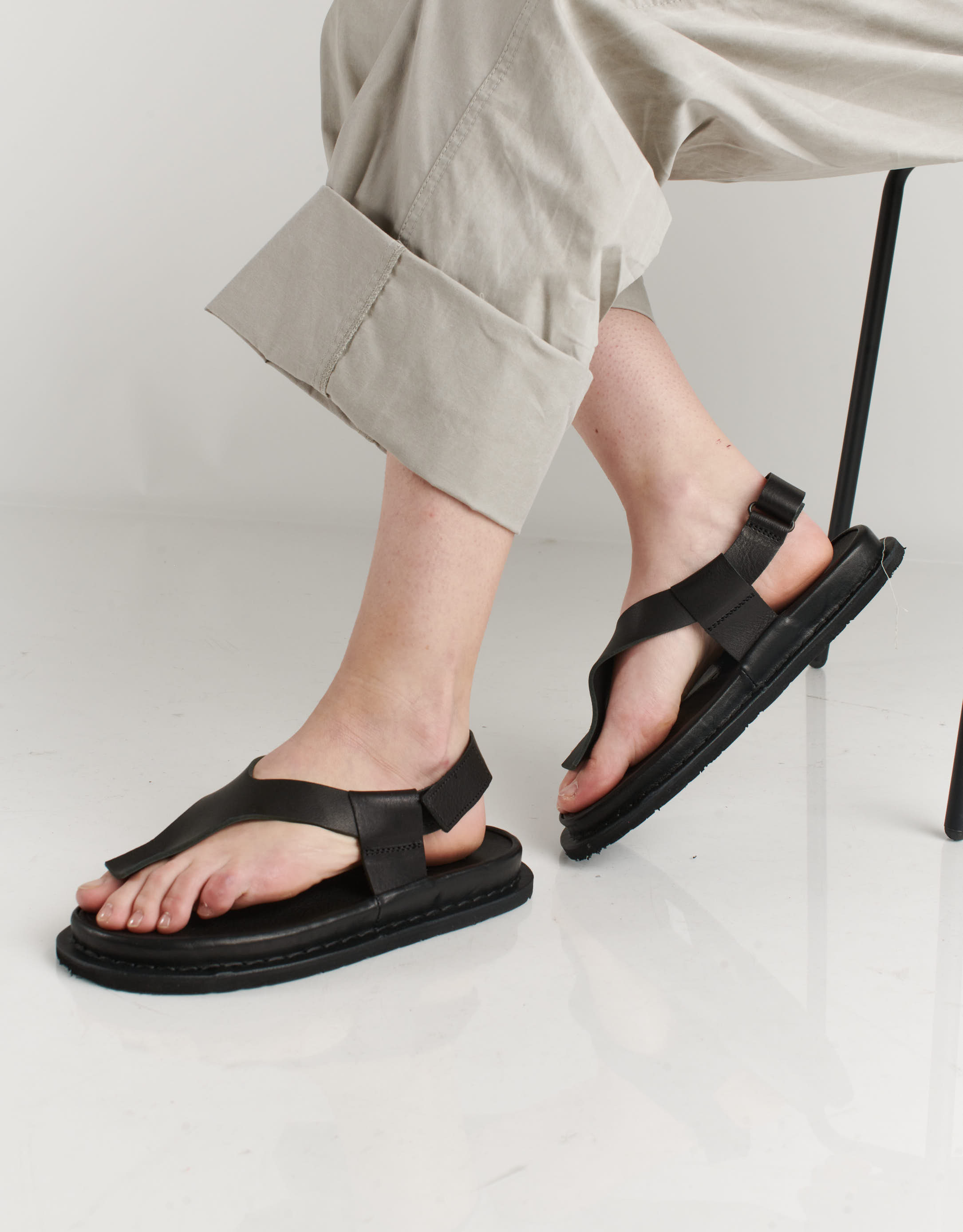 נעלי נשים - Trippen - סנדלי אצבע מעור GRAVITY - שחור2