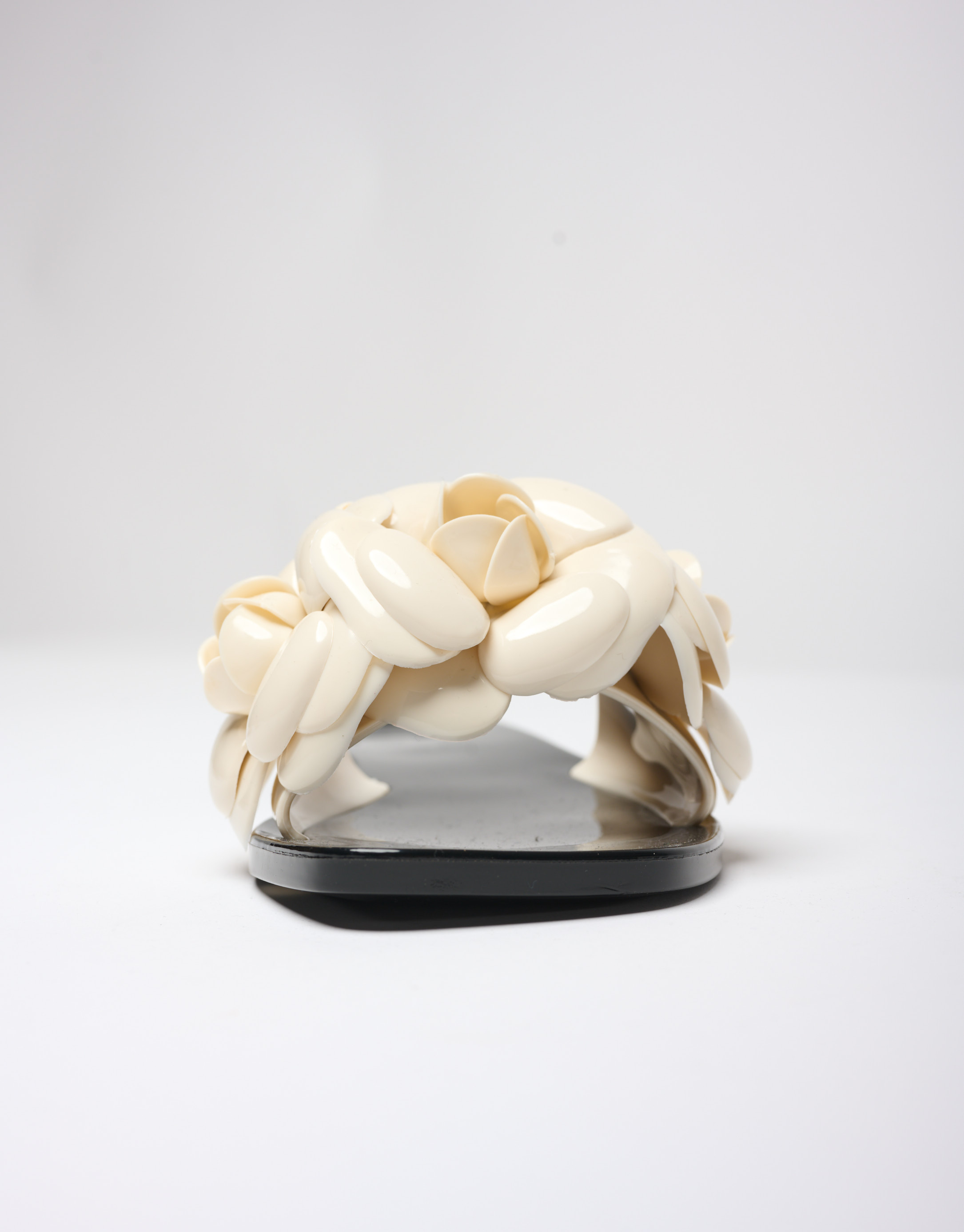 נעלי נשים - Jeffrey Campbell - כפכפי פלסטיק  FLORALEE - לבן   שחור2