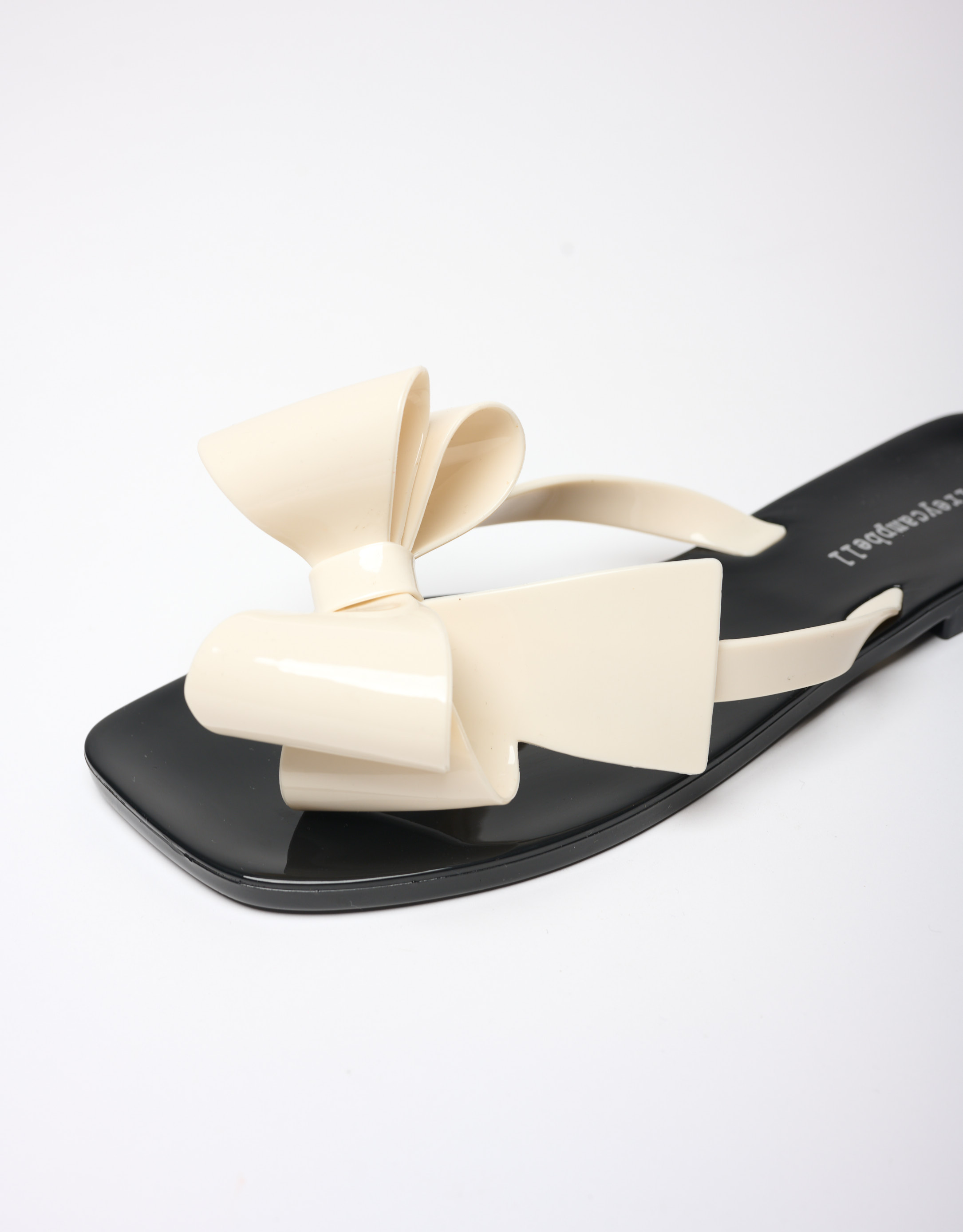 נעלי נשים - Jeffrey Campbell - כפכפי פפיון SUGARY - לבן   שחור2