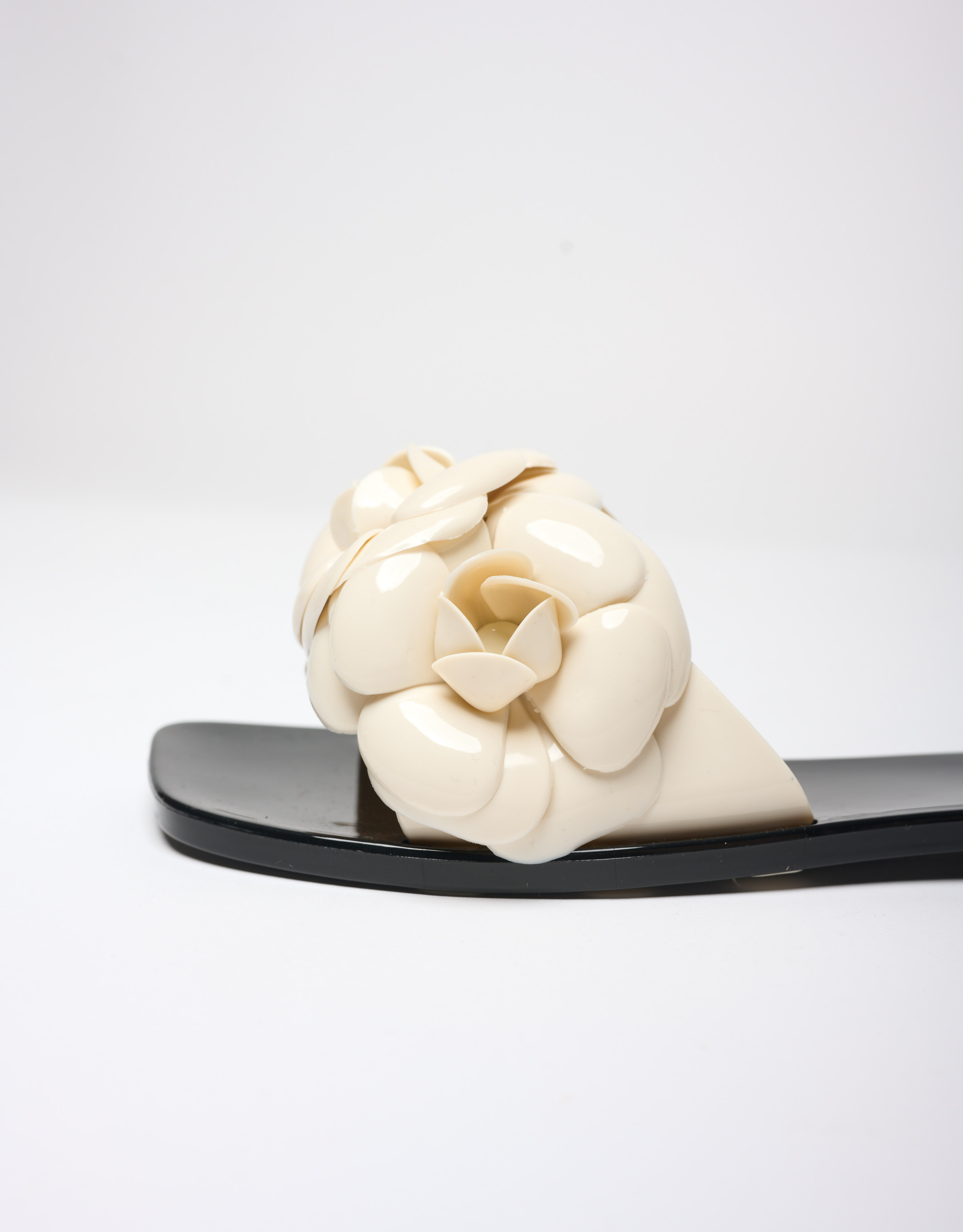 נעלי נשים - Jeffrey Campbell - כפכפי פלסטיק  FLORALEE - לבן   שחור4