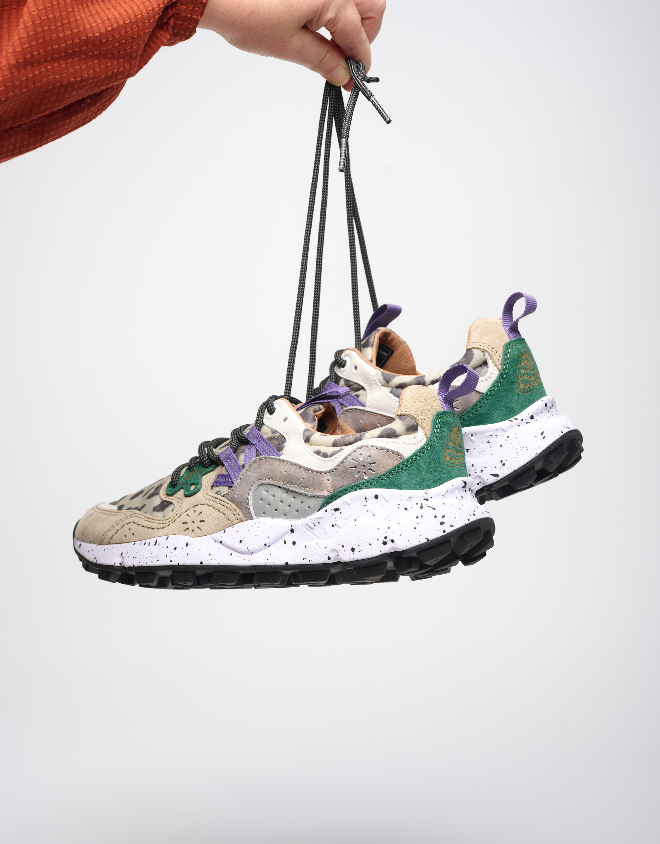 נעלי נשים - Flower Mountain - סניקרס עם הדפס YAMANO - לבן   אפור4