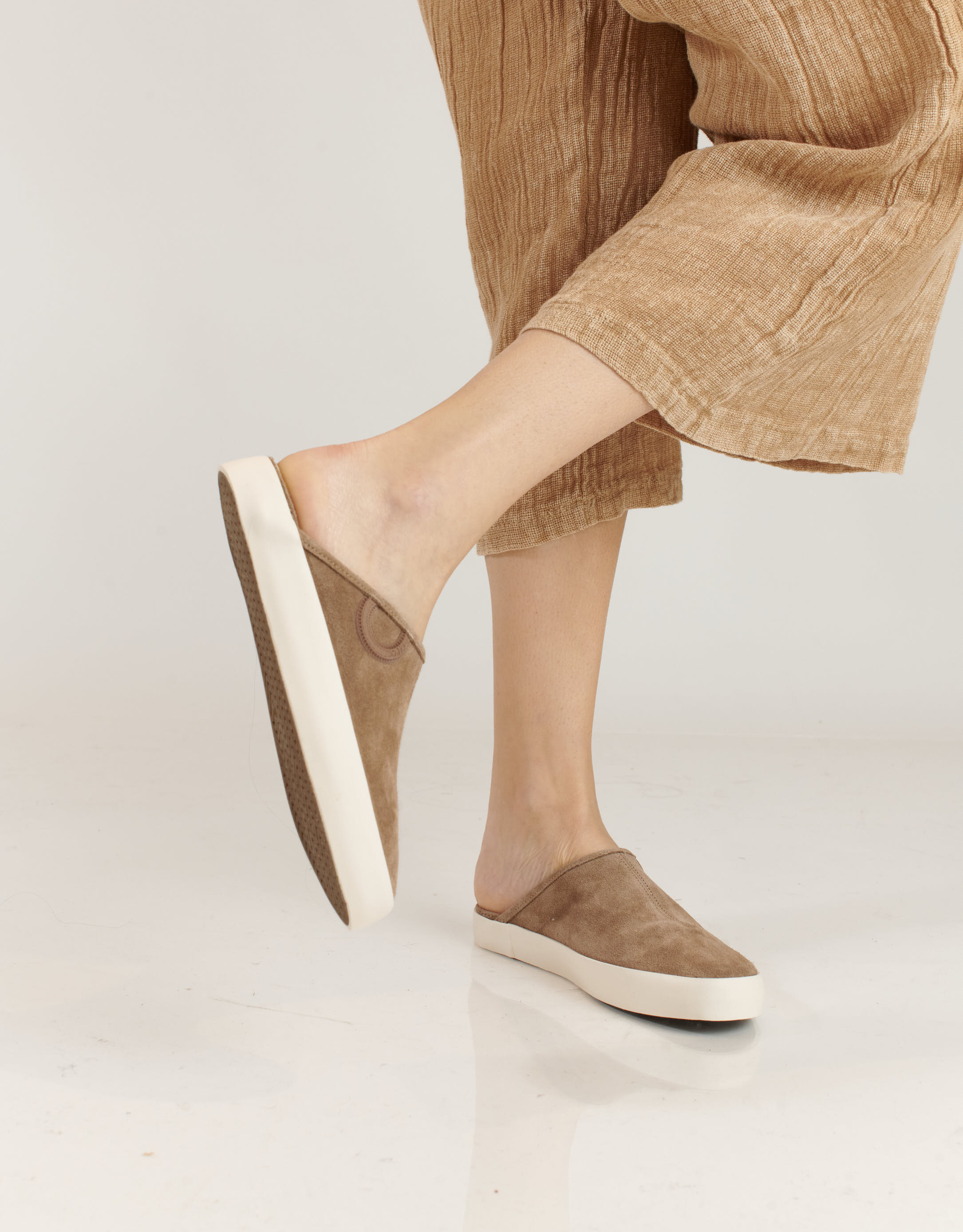 נעלי נשים - Aro - כפכפי זמש UMA - חום בהיר4