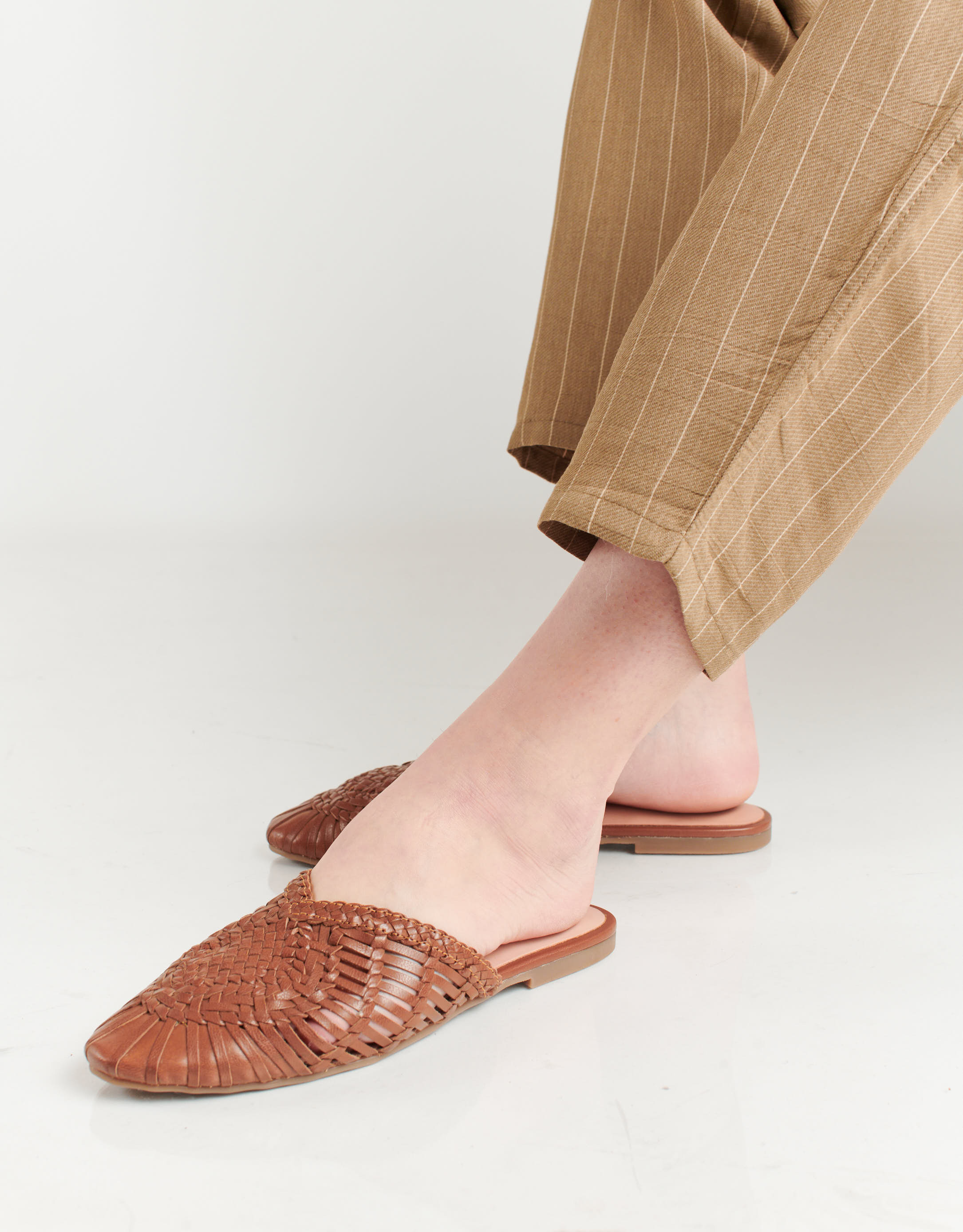 נעלי נשים - Salt+Umber - כפכפי עור ARI - חום2