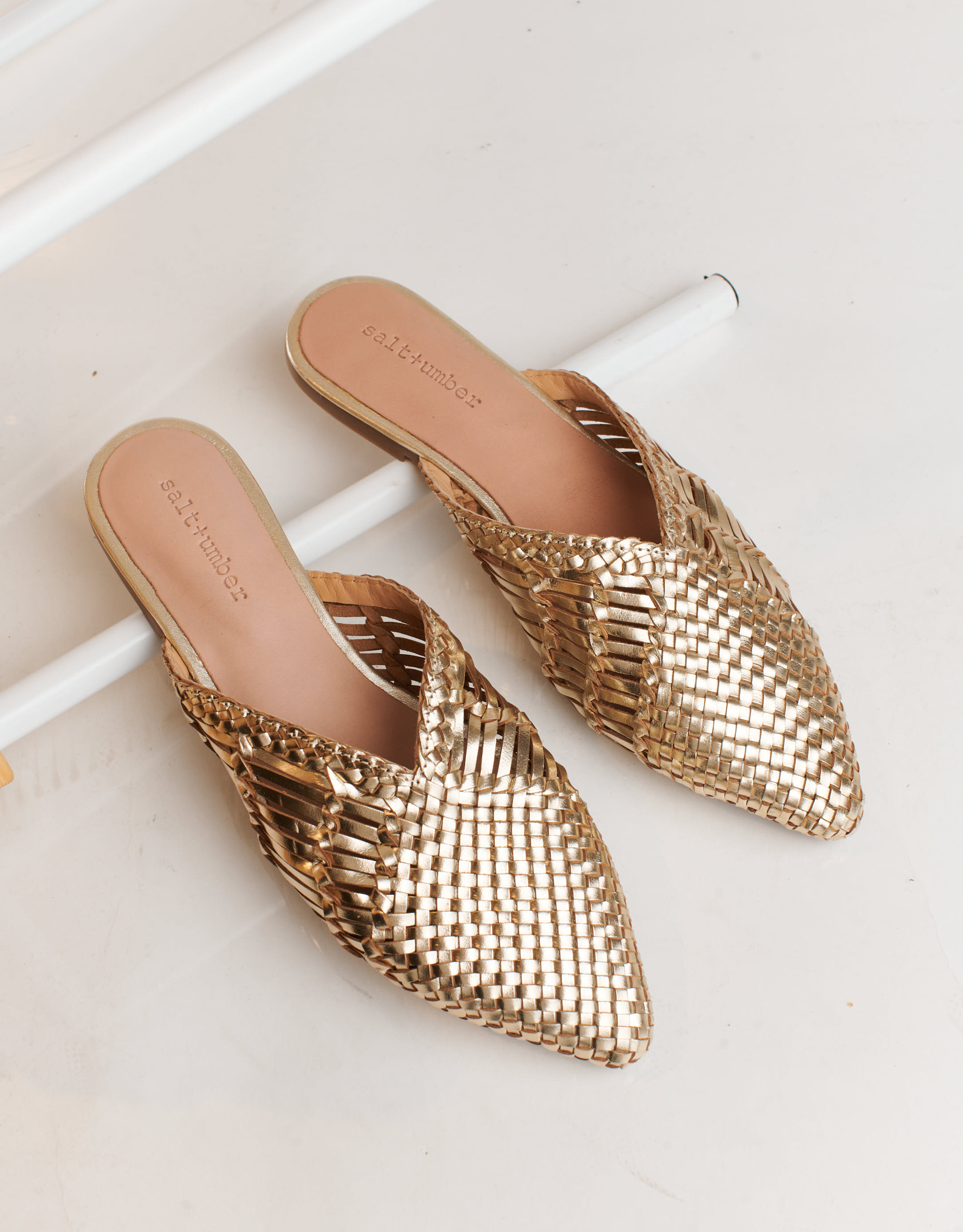 נעלי נשים - Salt+Umber - כפכפי עור ARIELLE - זהב4