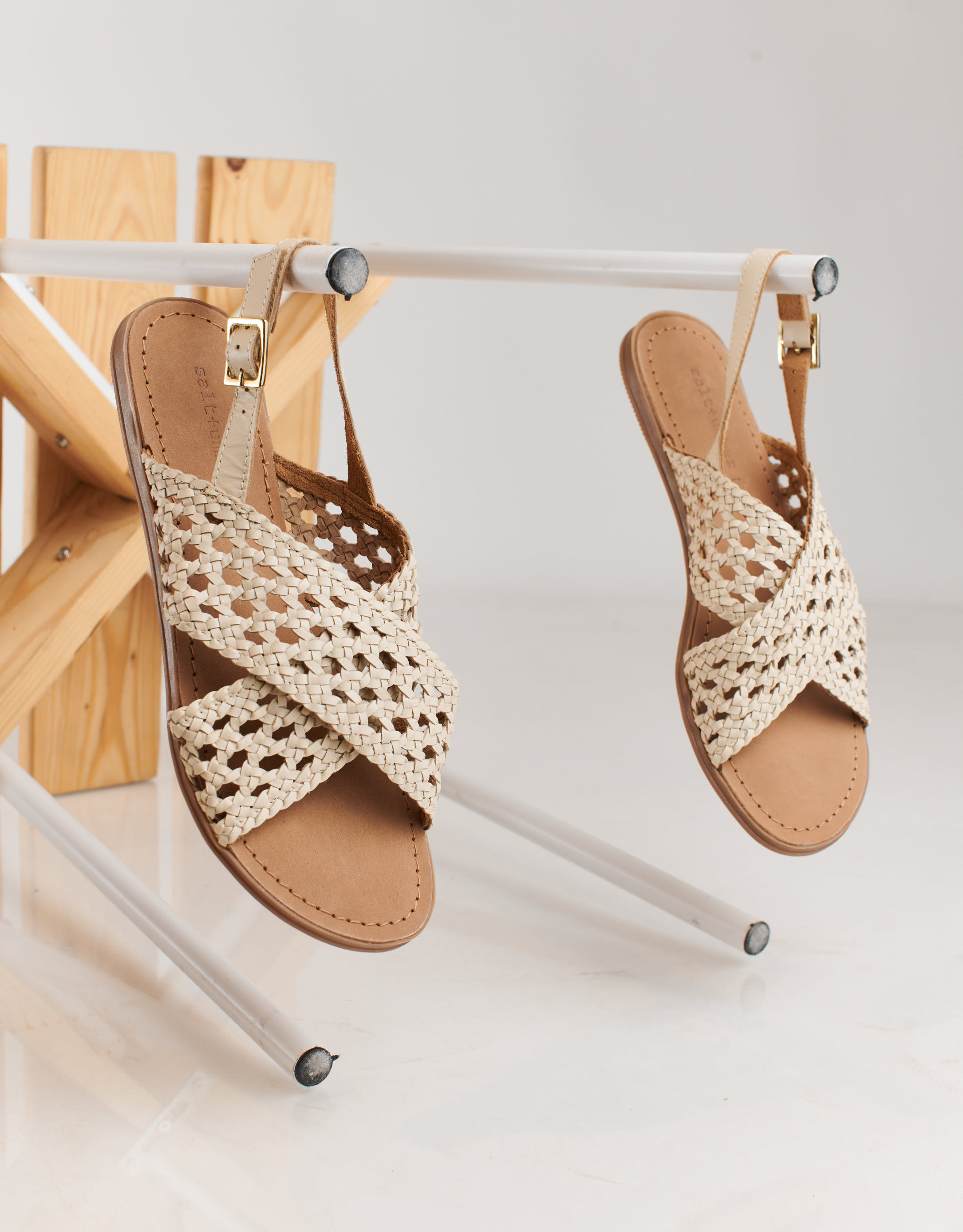 נעלי נשים - Salt+Umber - סנדלי עור קלועים DAHLIA - אופוויט4