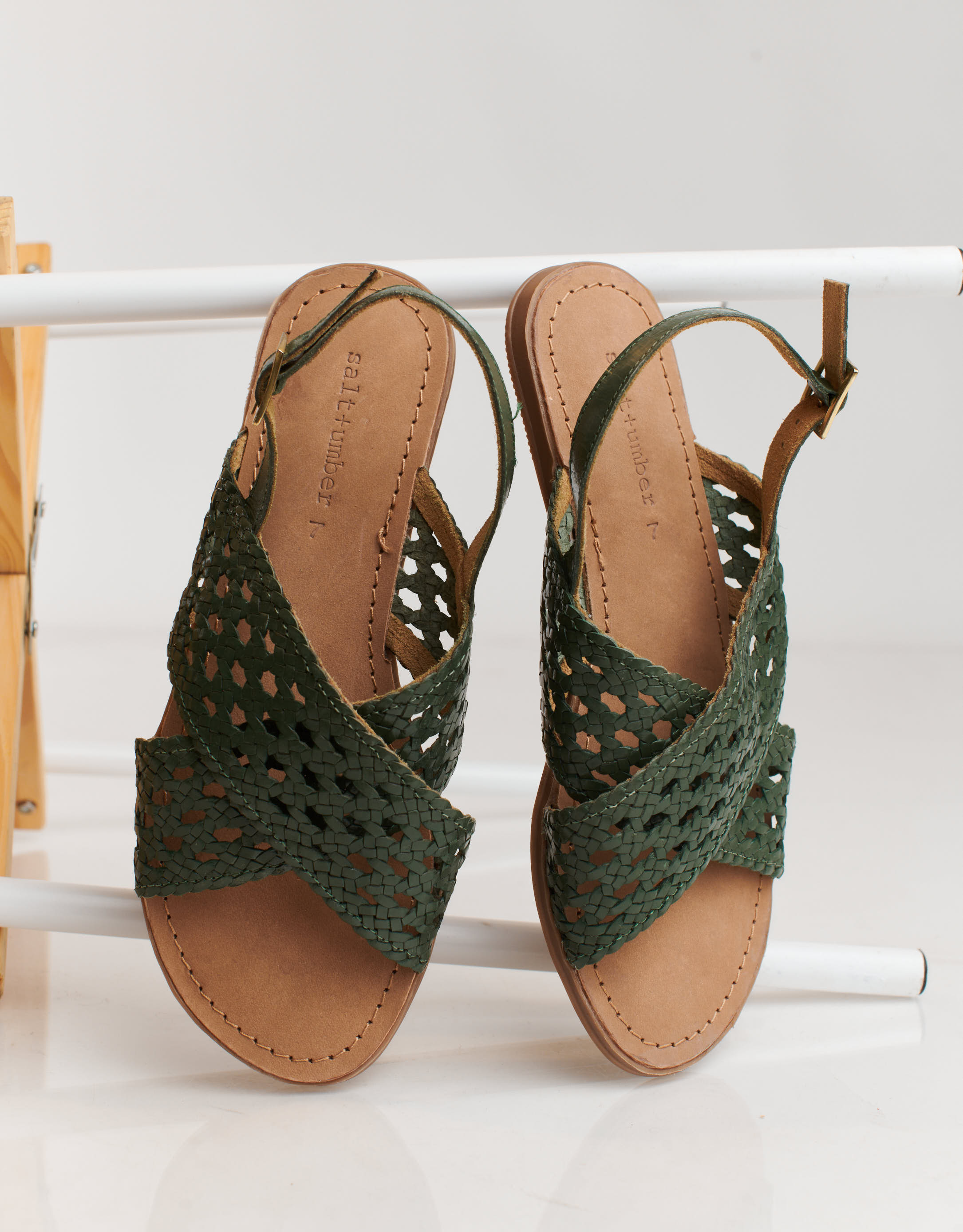 נעלי נשים - Salt+Umber - סנדלי עור קלועים DAHLIA - ירוק4